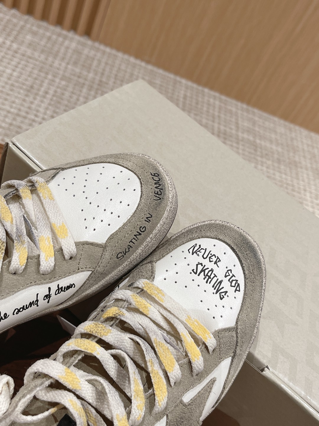 东莞代购版▪️厂价 💰290.00#情侣款 𝐆𝐨𝐥𝐝𝐞𝐧 𝐆𝐨𝐨𝐬𝐞• 
❥𝐁𝐚𝐥𝐥𝐬𝐭𝐚𝐫｜Golden Goose Deluxe Brand
▪️ggdb经典情侣款小脏鞋~~火红程度上怼小白鞋，下踩各类小脏鞋！明星私服上脚示范 ×就是这么百搭 ！再也不用担心洗鞋的问题啦！
▪️最好穿的小白鞋，楦型和原版无差了，圆扁的鞋头修的非常正，不臃肿很秀气
▪️鞋面原版定制牛皮（做旧精髓所在）
▪️内里毛巾+牛皮垫脚
▪️原版开模3.5cm内增高乳胶鞋垫
▪️不规则手工打磨做破鞋面，就连鞋底也是打磨做旧的
▪️SIZE：35-45码