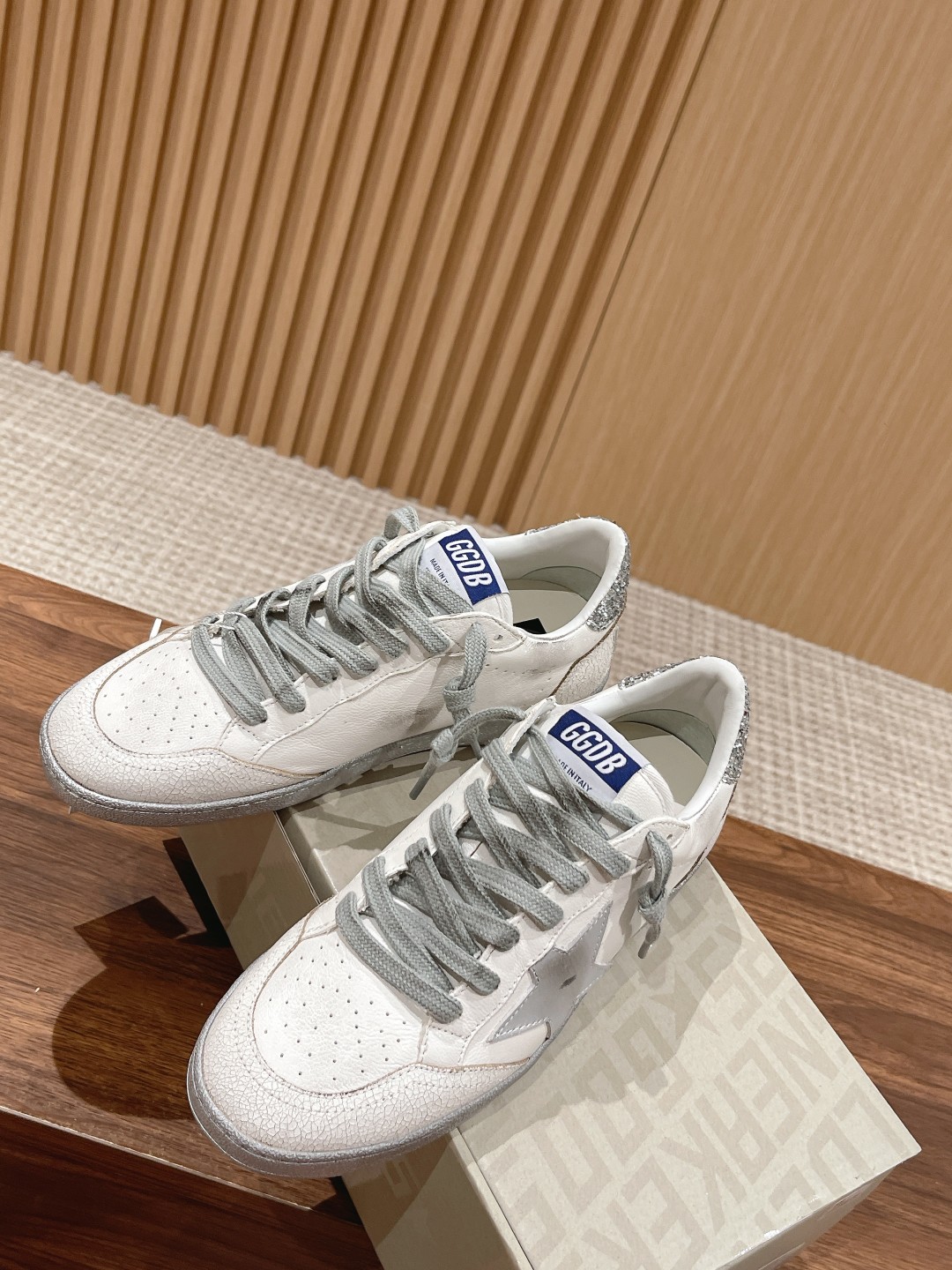 东莞代购版▪️厂价 💰270.00#限女款 𝐆𝐨𝐥𝐝𝐞𝐧 𝐆𝐨𝐨𝐬𝐞•
❥𝐁𝐚𝐥𝐥𝐬𝐭𝐚𝐫|Golden Goose Deluxe Brand
▪️ggdb经典情侣款小脏鞋~~火红程度上怼小白鞋,下踩各类小脏鞋!明星私服上脚示范 ×就是这么百搭 !再也不用担心洗鞋的问题啦!
▪️最好穿的小白鞋,楦型和原版无差了,圆扁的鞋头修的非常正,不臃肿很秀气
▪️鞋面原版定制牛皮(做旧精髓所在)
▪️内里毛巾+牛皮垫脚
▪️原版开模3.5cm内增高乳胶鞋垫
▪️不规则手工打磨做破鞋面,就连鞋底也是打磨做旧的
▪️SIZE:35-39(40定做不退换)