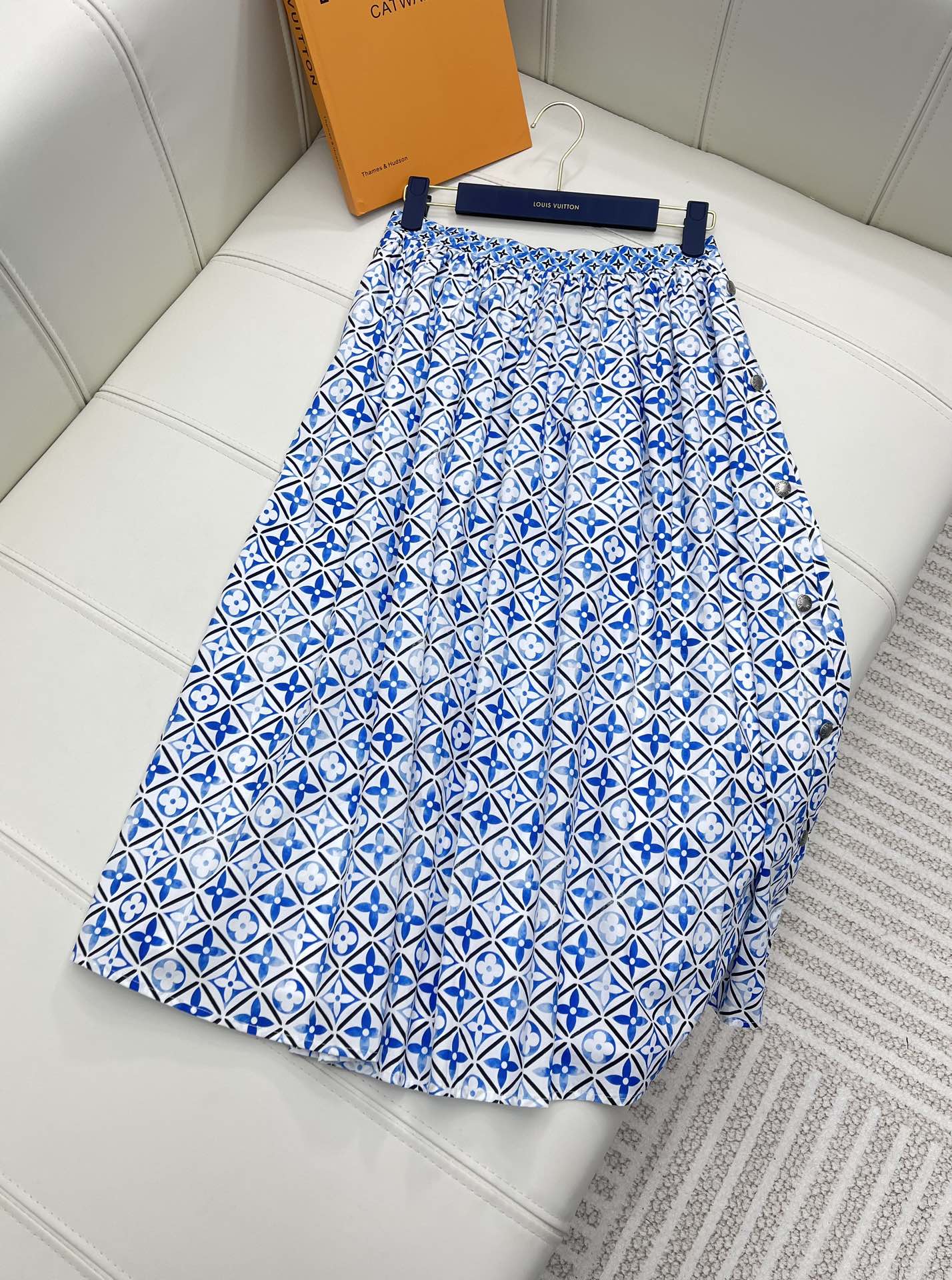 NO:696803,Louis Vuitto* New products on the shelves Printed skirt Customized twill fabric Light, comfortable and soft reactive printing technology Latest element printing pattern Full of exotic holiday style Decorated with side adjustable placket design Positioning printing for the version Super cost-effective fabric High-quality upper body that reduces age and makes you look slim Fashionable and generous version Loose fit Drape material Textured and high-end Outlines charming curves Tops can be matched casually Essential items High version 2 colors, Louis Vuitton, skirts,19860909Louis Vuitto* 新品上架 印花半身裙 定制斜纹绸面料 轻薄舒适柔软活性印花工艺 最新元素印花图案 充满了异域度假风情 再饰以侧面调节襟扣设计 对版的定位印花 超级费面料 品质上身减龄显瘦 时尚大方版型宽松 垂顺材质 有质感又高级 勾勒迷人曲线 上衣随意搭配 必备单品 高版本 2色,,louis vuitton,skirts,,Women's clothing