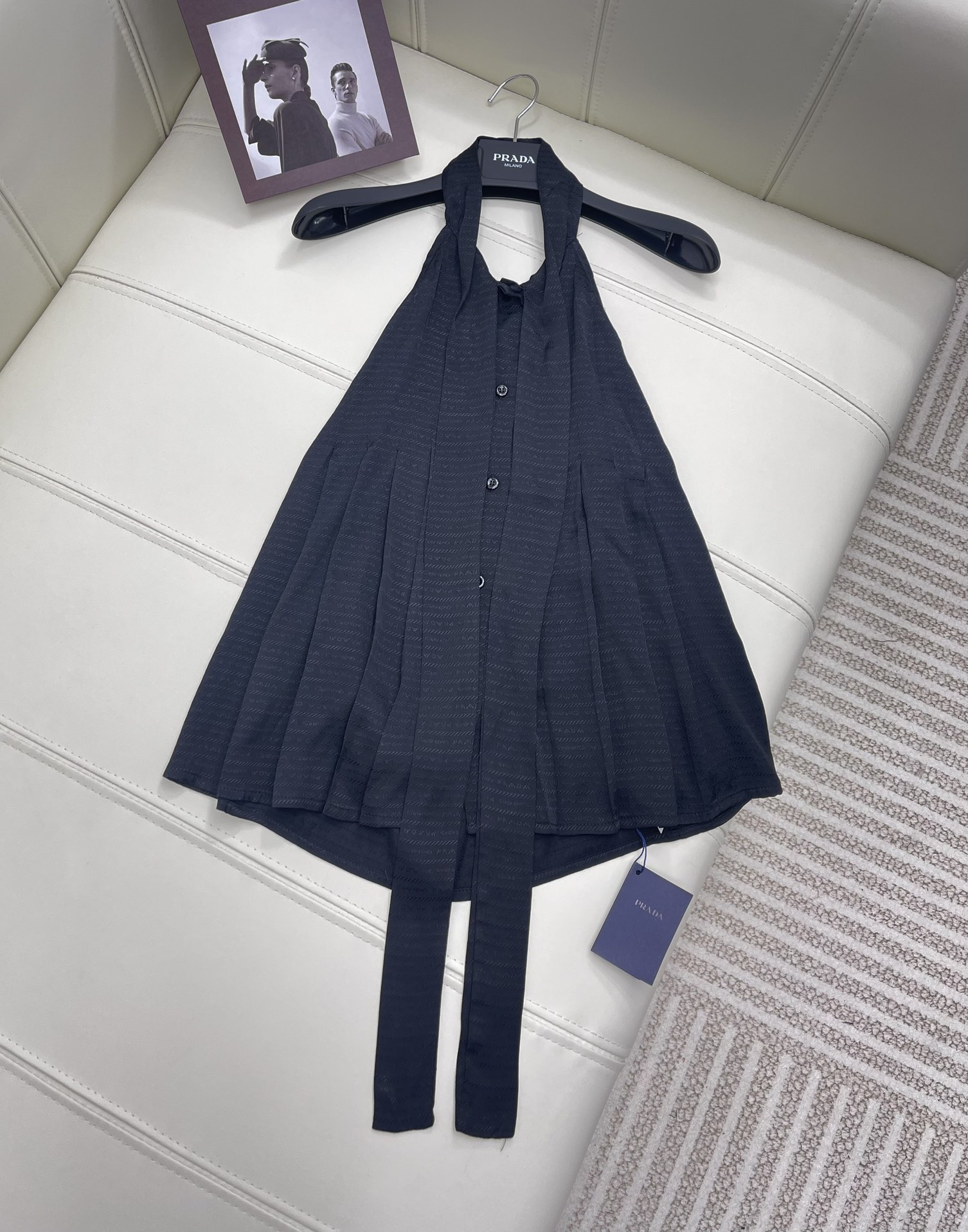 NO:696801,Prad* New product on the shelves Printed halterneck vest Customized silky twill fabric The upper body is comfortable to drape. Decorated with all-over monogram jacquard pattern Fashionable halterneck strappy vest The upper body is hot and western-style Silky fabric Sexy design Best choice for parties and vacations Series development Can be paired with short skirts of the same period. Better to match as a set. High version 2 colors, prada, skirts,19860909Prad* 新品上架 印花挂脖背心 定制丝滑斜纹绸面料 上身垂感舒适 沿用满身字母提花图案装饰 时髦挂脖绑带背心 上身热辣洋气 丝滑面料 性感的设计 聚会度假最佳选择 系列开发 可搭配同期短裙 成套搭配更佳 高版本 2色,,prada,skirts,,Women's clothing