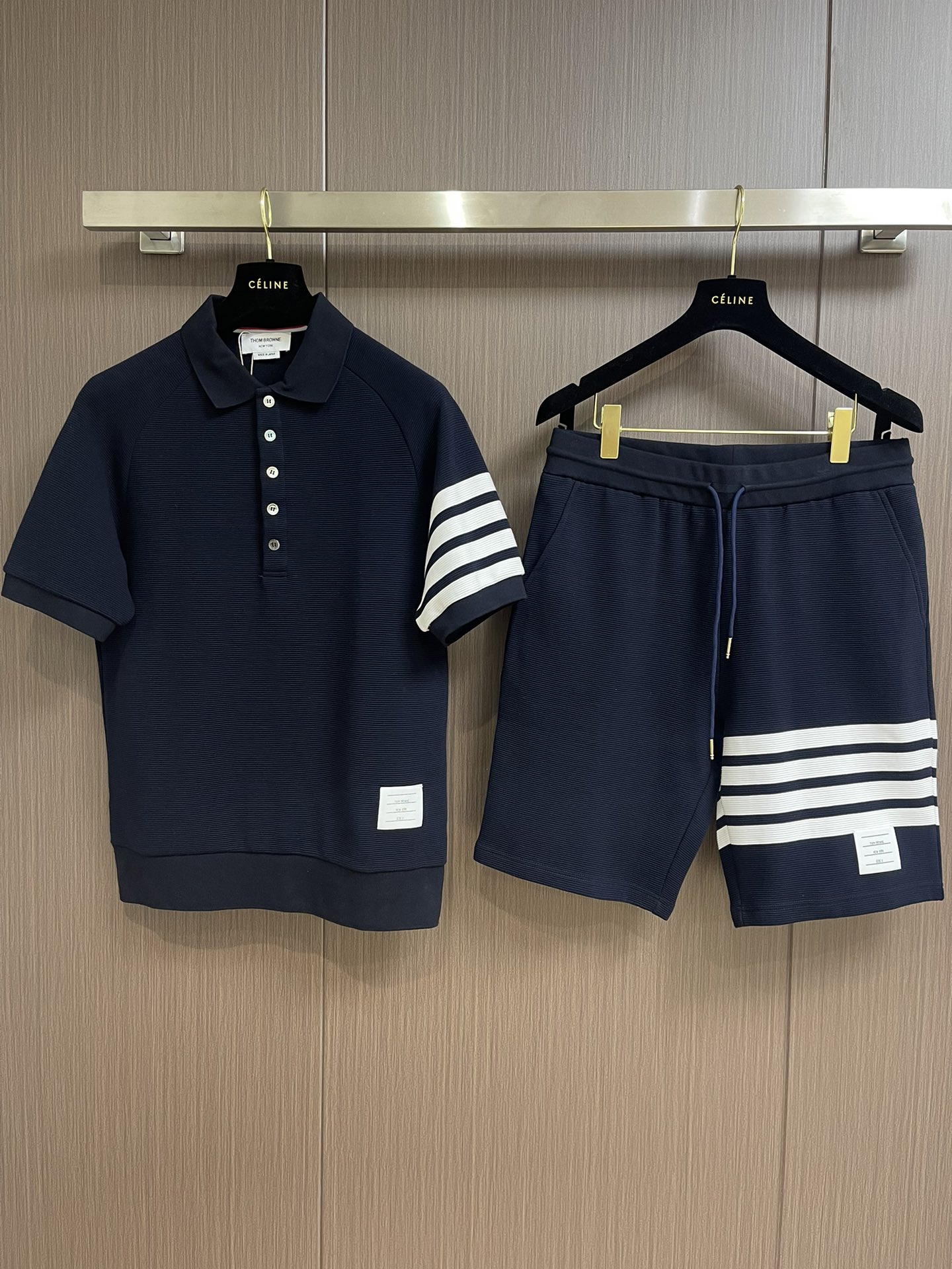 NO:835084,Tops and pants THOM BROWNE spring and summer four-stripe short-sleeved polo shirt and shorts suit, customized to restore 100% cotton pique fabric, washed and shaped, unique five-button open design, classic four-stripe webbing decorative armband. Sizes 1-4, shorts, T-shirt,19860909上衣 裤子 THOM BROWNE 春夏四条纹短袖POLO衫短裤套装,定制还原百分百棉珠地面料,洗水定型,特有五粒扣开筒设计,经典四道杠织带装饰袖标.尺码1-4,,shorts,T-shirt,,Men's clothing