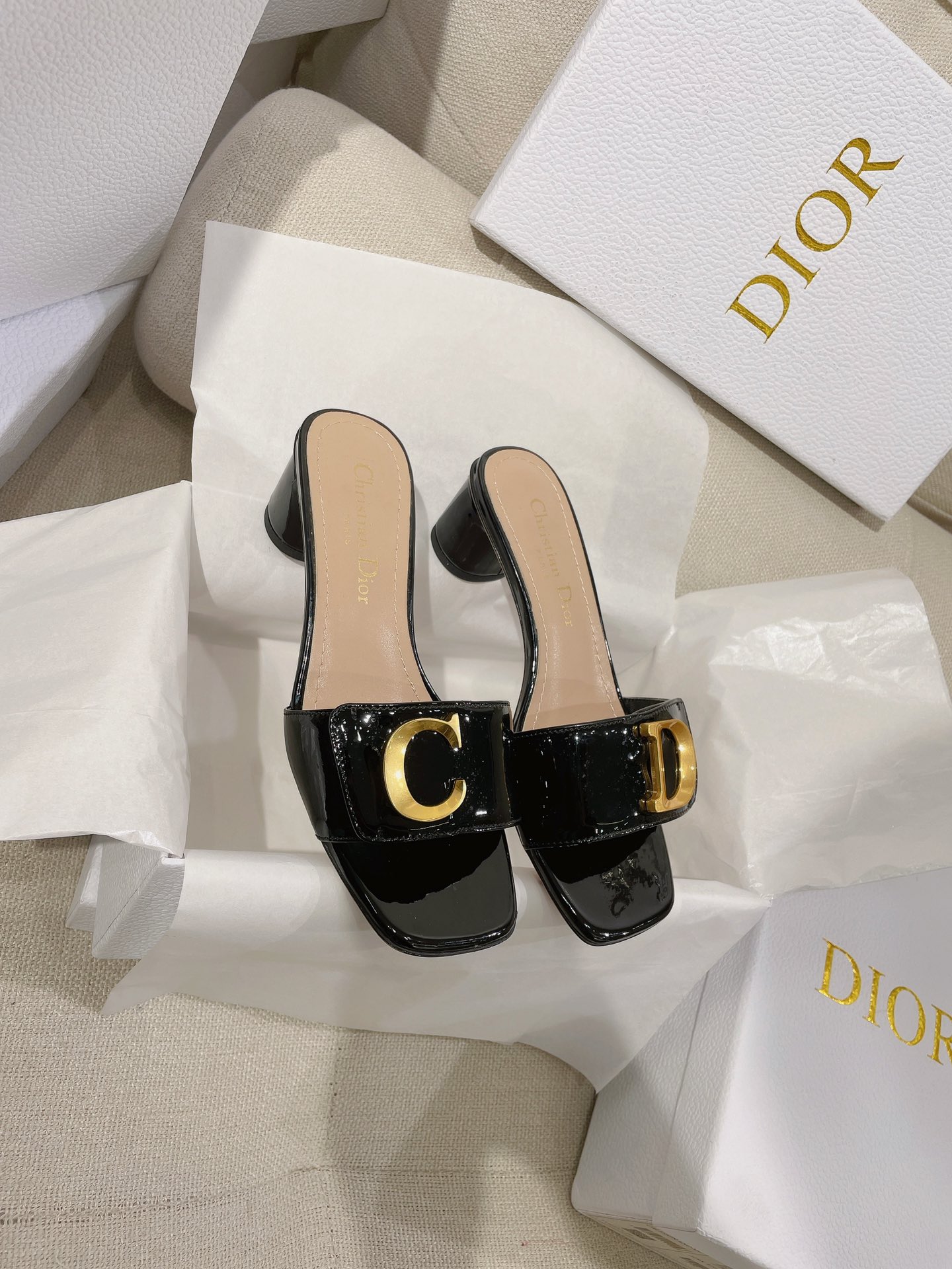 NO:264105,New [Medium Heel] Cow patent leather C'EST DIO* CD One-line square-toe sandals Purchase Zp comparison customization, original version, ZP comparison and product are welcome to compare any comparison. This C'est D Jia Dijia sandals are... new product, elegant and fashionable. They are carefully crafted from high-quality velvet, simple style, decorated with gold-faced metal C and D letters to enhance the style, and are inspired by CD archives. The design is elegant, and the square toe complements the 5-cm cylindrical heel, making the fashionable shape more refined and can add elegant temperament to various shapes. The upper is decorated with gold-faced metal C and D first letters, and the genuine leather sole is engraved with Christian D's lucky star symbol. The upper is top layer of cow patent leather, inner insole sheepskin sole is full of genuine leather sole  Number of codes 35-39 (40 sizes can be customized without return) Multi-color Heel Heel 5cm Heel with CD box full set of high-end packaging, slippers, dior, dior, dior, slippers, sheepskin, Leather soles19860909上新【中跟款】牛漆皮C'EST DIO* CD一字方头凉拖鞋  购入Zp对比定制,原单最高版本,ZP对比做货欢迎任意对比  这款 C'est D家迪家凉拖鞋是..新品,优雅时尚.采用高品质丝绒精心制作,款式简约,饰以金色饰面金属 C 和 D 字母提升格调,灵感源自cd档案.设计优雅,方形鞋头与 5 厘米圆柱形鞋跟相得益彰,令时尚的造型更加精致,可为各式造型增添高雅气质. 鞋面饰以金色饰面金属 C 和 D 首字母,真皮鞋底镌刻 Christian D的幸运星符号  鞋面头层牛漆皮 内里鞋垫绵羊皮 鞋底全真皮大底  码数35-39码（40码可定制不退换）  颜色多色  跟高中跟5cm  配CD盒子全套高端包装,拖鞋,dior,dior,dior,slippers,sheepskin,Leather soles,Women's Shoes