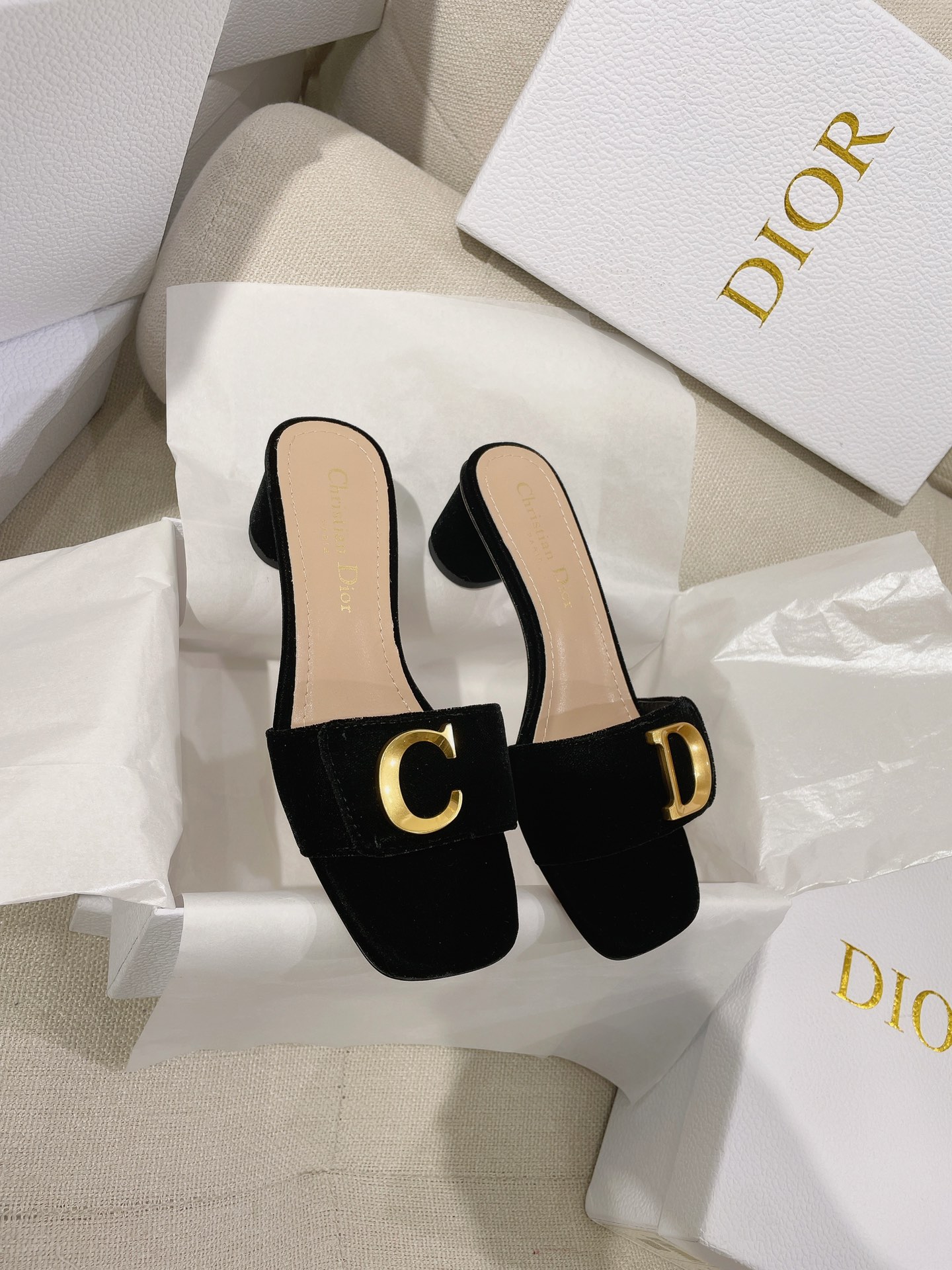 NO:253831,New [Medium Heel] C'EST DIO* Velvet CD One-line Square-toe Sandals Purchase Zp Compare Customization, the original version is the highest, and the ZP Compare Goods are welcome to compare. This C'est D Jia Dijia Sandals is... new product, elegant and fashionable. It is carefully crafted with high-quality velvet, simple style, decorated with gold-finished metal C and D letters to enhance the style, and is inspired by CD archives. The design is elegant, and the square toe complements the 5-cm cylindrical heel, making the fashionable shape more refined and can add elegant temperament to all kinds of shapes. The upper is decorated with gold-finished metal C and D first letters, and the genuine leather sole is engraved with Christian D's lucky star symbol. Velvet upper inner insole sheepskin sole. The sole is full of genuine leather sole  Number of codes 35-39 (40 sizes can be customized without return) Multi-color Heel Heel 5cm Heel with CD box full set of high-end packaging, slippers, dior, dior, dior, slippers, sheepskin, Leather soles19860909上新【中跟款】C'EST DIO*天鹅绒CD一字方头凉拖鞋  购入Zp对比定制,原单最高版本,ZP对比做货欢迎任意对比  这款 C'est D家迪家凉拖鞋是..新品,优雅时尚.采用高品质丝绒精心制作,款式简约,饰以金色饰面金属 C 和 D 字母提升格调,灵感源自cd档案.设计优雅,方形鞋头与 5 厘米圆柱形鞋跟相得益彰,令时尚的造型更加精致,可为各式造型增添高雅气质. 鞋面饰以金色饰面金属 C 和 D 首字母,真皮鞋底镌刻 Christian D的幸运星符号  鞋面天鹅绒 内里鞋垫绵羊皮 鞋底全真皮大底  码数35-39码（40码可定制不退换）  颜色多色  跟高中跟5cm  配CD盒子全套高端包装,拖鞋,dior,dior,dior,slippers,sheepskin,Leather soles,Women's Shoes