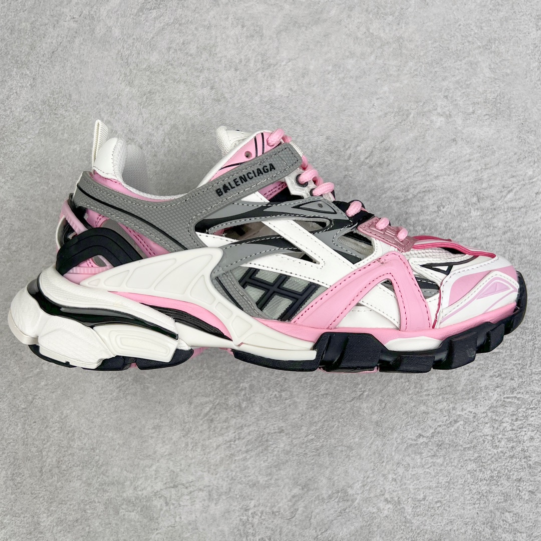 💰460 ＃VG零售版 BALENCIAGA Track 2.0 巴黎世家复古老爹鞋 全套原纸板楦头开发 最原汁原味的灵魂版型 全鞋荧光划线卡点 胶水把控整洁度追求极致完美 每一双都是工艺品 多重QC质检 超越公司货的品控标准 实实在在的免检产品 原盒原配 正确字体电绣 粗细、位置、大小正确 侧边TPU 透气孔匹配意产原版 正确气垫分离大底 TPU软底 原版一致大底LOGO 立体感十足 原厂皮料水洗做旧 采购原厂网纱 该款鞋采用网眼布和尼龙制成 不含皮革 鞋舌饰有Track.2橡胶品牌标识 外侧饰有橡胶品牌标识 泡沫后帮压印品牌标识 外底正面压印BB标识 由176块饰片拼接而成的铰接式鞋面 侧面配金属质感网眼布 内面配有额外金属光泽饰件 包含1副鞋带和1副备用鞋带 后帮配有拉环鞋提 动态鞋底设计 为双脚带来后续的助力 正常尺码 Size：35 36 37 38 39 40 41 42 43 44 45 46 编码：by5936030-运动鞋