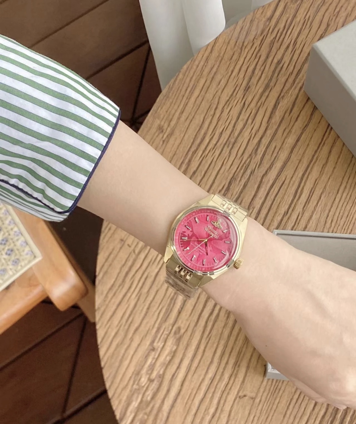 paired with a bracelet finished in an understated - Comprehensive 6