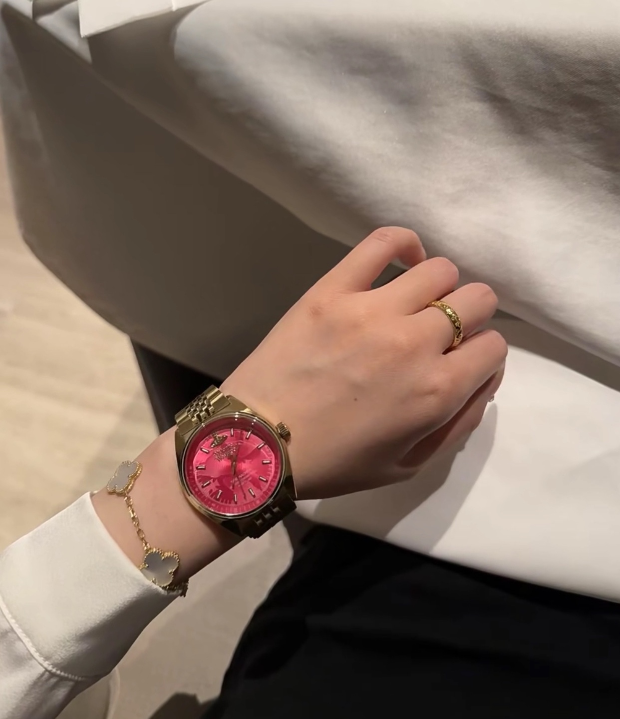 paired with a bracelet finished in an understated - Comprehensive 5