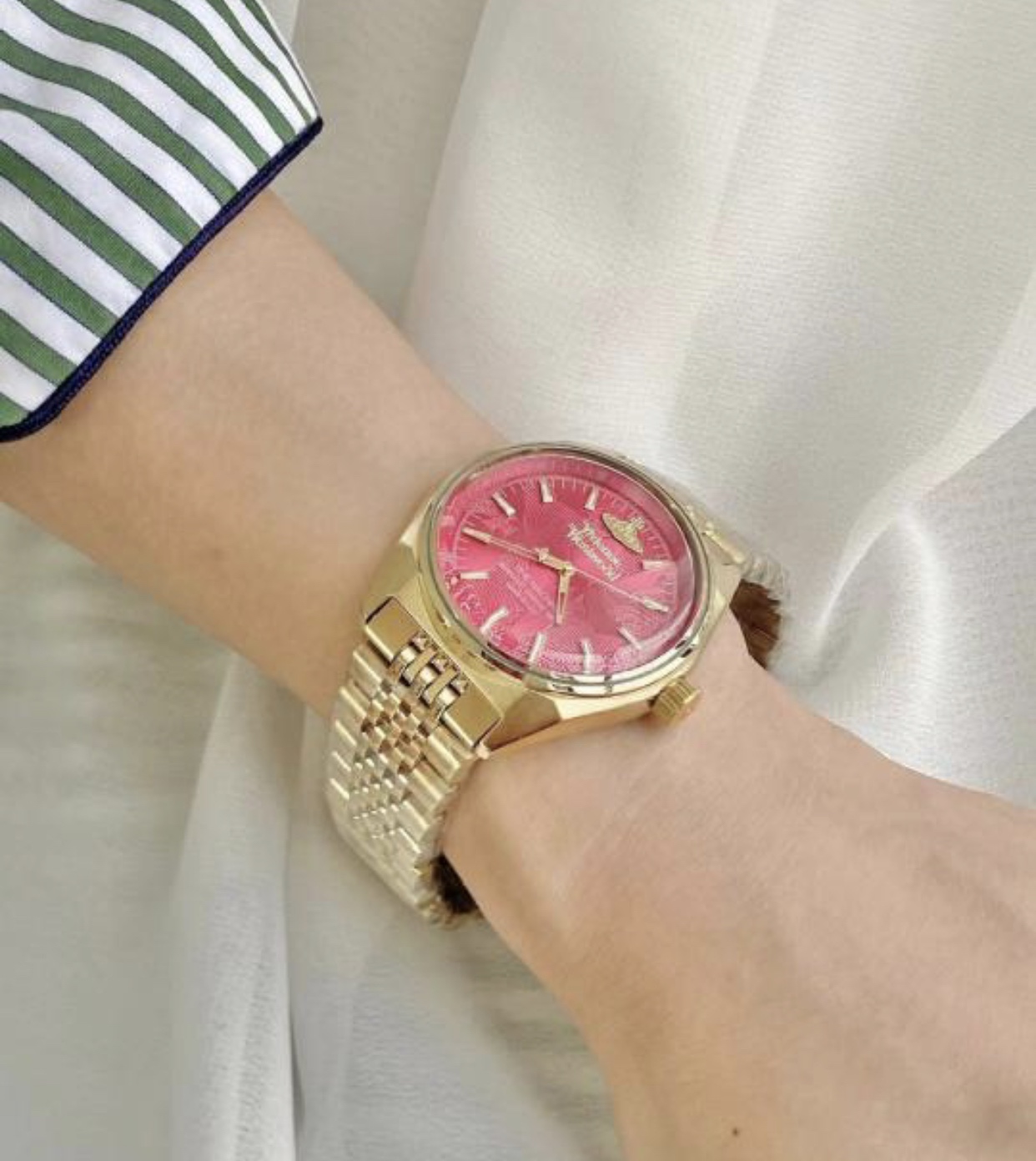 paired with a bracelet finished in an understated - Comprehensive 7