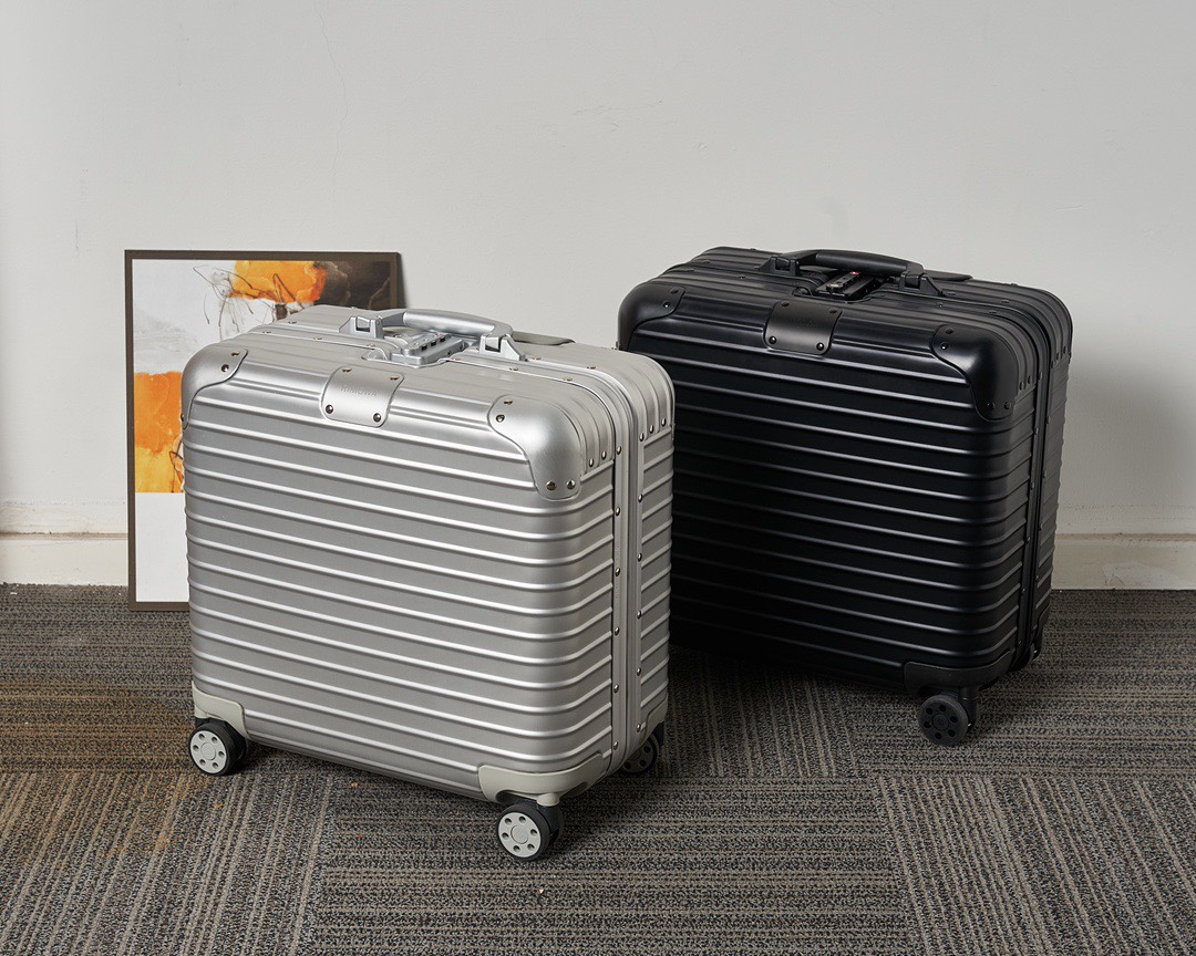 NO:850066,Rimowa all-aluminum alloy trolley case suitcase boarding case Rimowa original Comact 18-inch business case captain case stewardess case computer case all-aluminum magnesium alloy aluminum alloy computer case boarding case suitcase aluminum alloy case/swivel wheel/aluminum trolley/international customs lock/aluminum alloy corner/stainless steel hinge/ size 18 inches 43×23+41cm (including wheel handle) color black/silver/too gold,19860909日默瓦全铝合金拉杆箱旅行箱登机箱 Rimowa日默瓦original Comact18寸 商务箱机长箱空姐箱电脑箱 全铝镁合金铝合金电脑箱登机箱行李箱 铝合金箱体/万向轮/铝制拉杆/国际海关锁/铝合金包角/不锈钢合页/ 尺寸18寸43×23+41cm（含轮子手把） 颜色黑色 /银色/太金色,,luggage