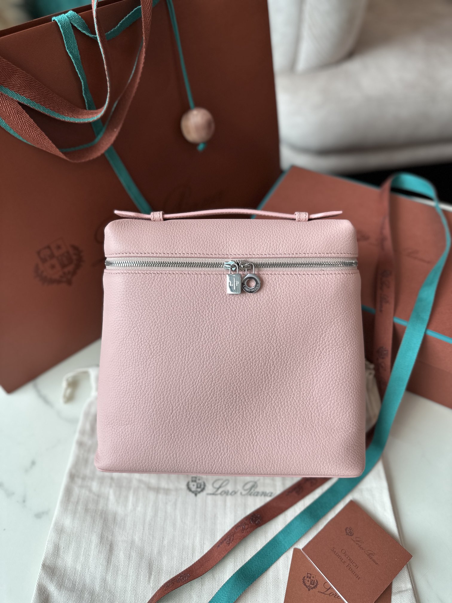 NO:187062,Superior loro piana Nouo Pianya Backpack (top all-steel version) Italian imported calfskin Rouge Powder Silver buckle Original imported all-steel hardware Size: 23×21×8 cm, DG, Dolce&Gabbana, loro piana, cowhide19860909特级 loro piana诺悠翩雅 双肩包（顶级全钢版本） 意大利原厂进口小牛皮 胭脂粉 银扣 原厂进口全钢五金 对版zp 尺寸 : 23×21×8 cm,DG,Dolce&Gabbana,loro piana,cowhide,Bag