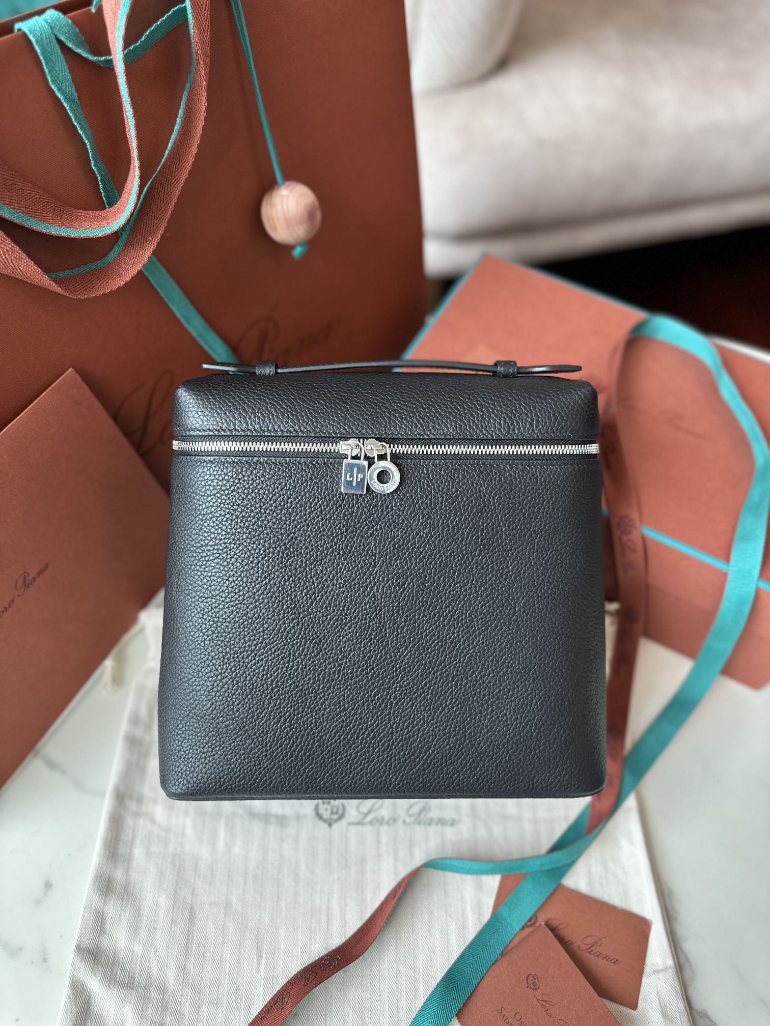 NO:187069,Superior loro piana Nouo Pianya Backpack (top super-grade all-steel version) Italian imported calfskin black silver buckle Original imported all-steel hardware Size: 23×21×8 cm, DG, Dolce&Gabbana, loro piana, cowhide19860909特级 loro piana诺悠翩雅 双肩包（顶特级全钢版本） 意大利原厂进口小牛皮 黑色 银扣 原厂进口全钢五金 对版zp 尺寸 : 23×21×8 cm,DG,Dolce&Gabbana,loro piana,cowhide,Bag