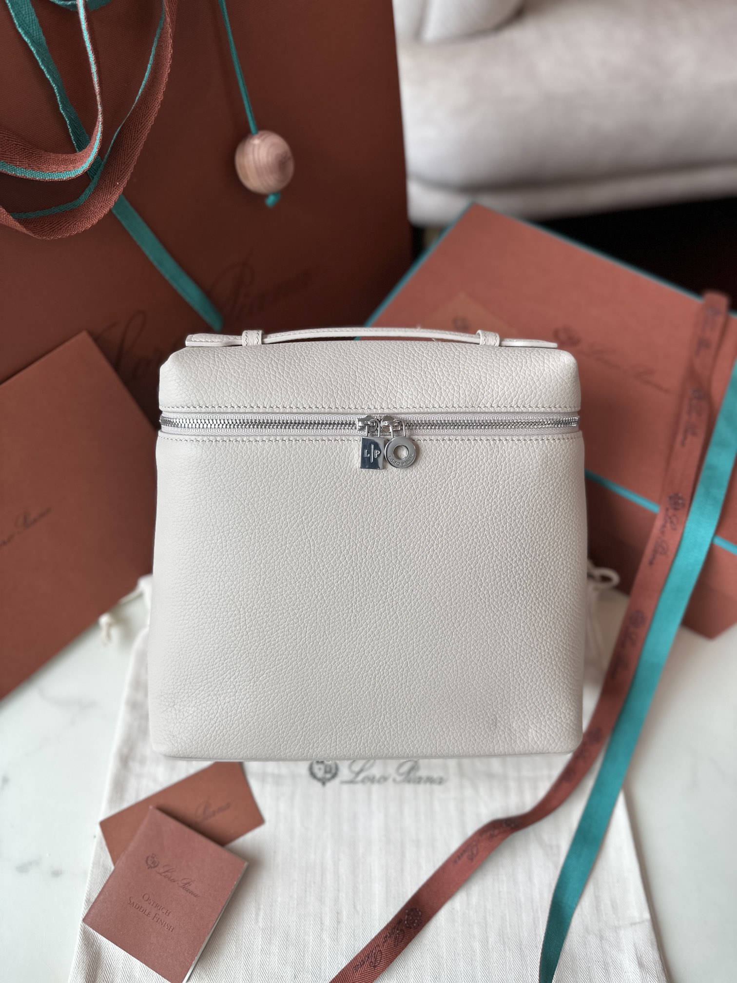 NO:187074,Superior loro piana Nouo Pianya Backpack (extra-level all-steel version) Italian imported calfskin grey original imported all-steel hardware paired zp size: 23×21×8 cm, DG, Dolce&Gabbana, loro piana, cowhide19860909特级 loro piana诺悠翩雅 双肩包（特级全钢版本） 意大利原厂进口小牛皮 石灰色 原厂进口全钢五金 对版zp 尺寸 : 23×21×8 cm,DG,Dolce&Gabbana,loro piana,cowhide,Bag