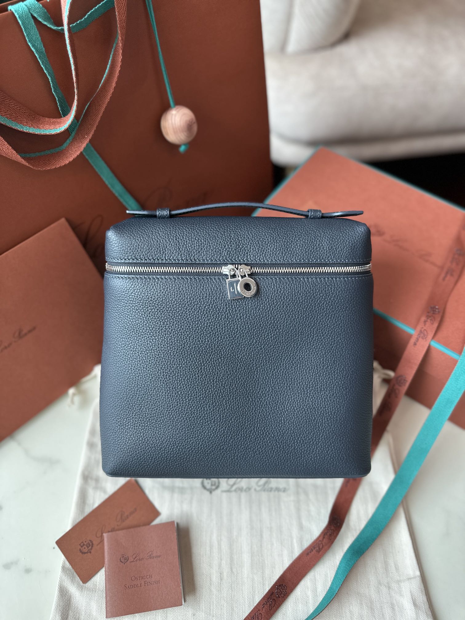 NO:187085,Superior loro piana Nouo Pianya Backpack (extra-level all-steel version) Italian imported calfskin Midnight blue Original imported all-steel hardware Size: 23×21×8 cm, DG, Dolce&Gabbana, loro piana, cowhide19860909特级 loro piana诺悠翩雅 双肩包（特级全钢版本） 意大利原厂进口小牛皮 午夜蓝 原厂进口全钢五金 对版zp 尺寸 : 23×21×8 cm,DG,Dolce&Gabbana,loro piana,cowhide,Bag