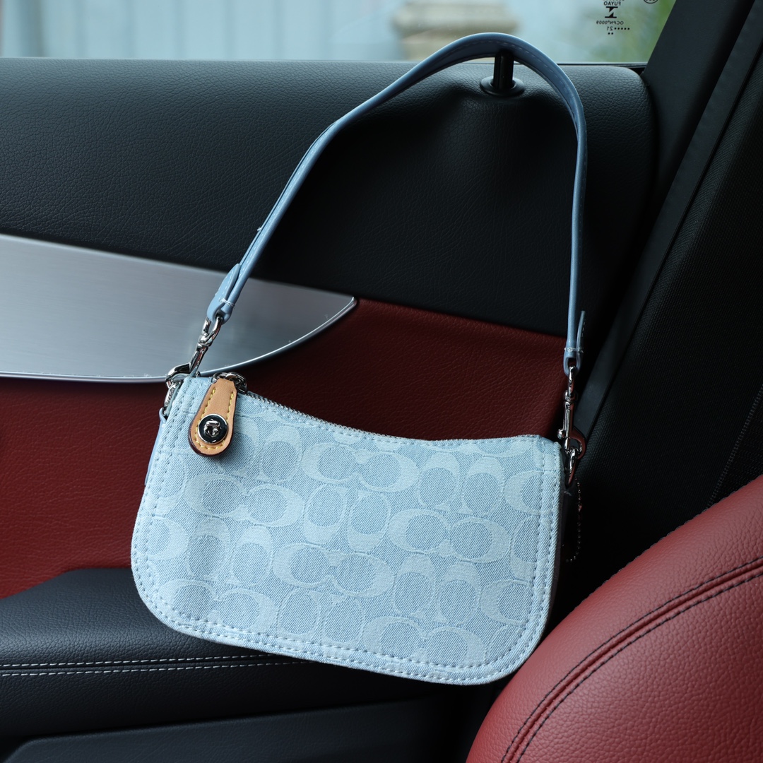 蔻驰香布雷麻将包💰210 配有两根带子,可腋下可斜挎,特别清爽的颜色,尺寸20cm 可放下手机等随身物品,丹宁牛仔面料满满高级感,夏日炎炎有我超甜。