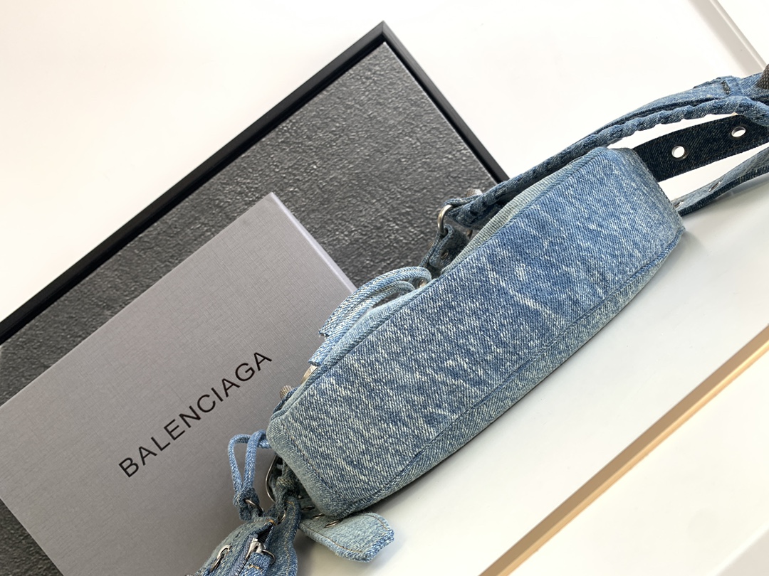 巴黎世家 BALENCIAGA Le Cagole 系列手袋将他家经典的机车铆钉元素结合时下流行的腋下包款式 复古圆润的半月包型