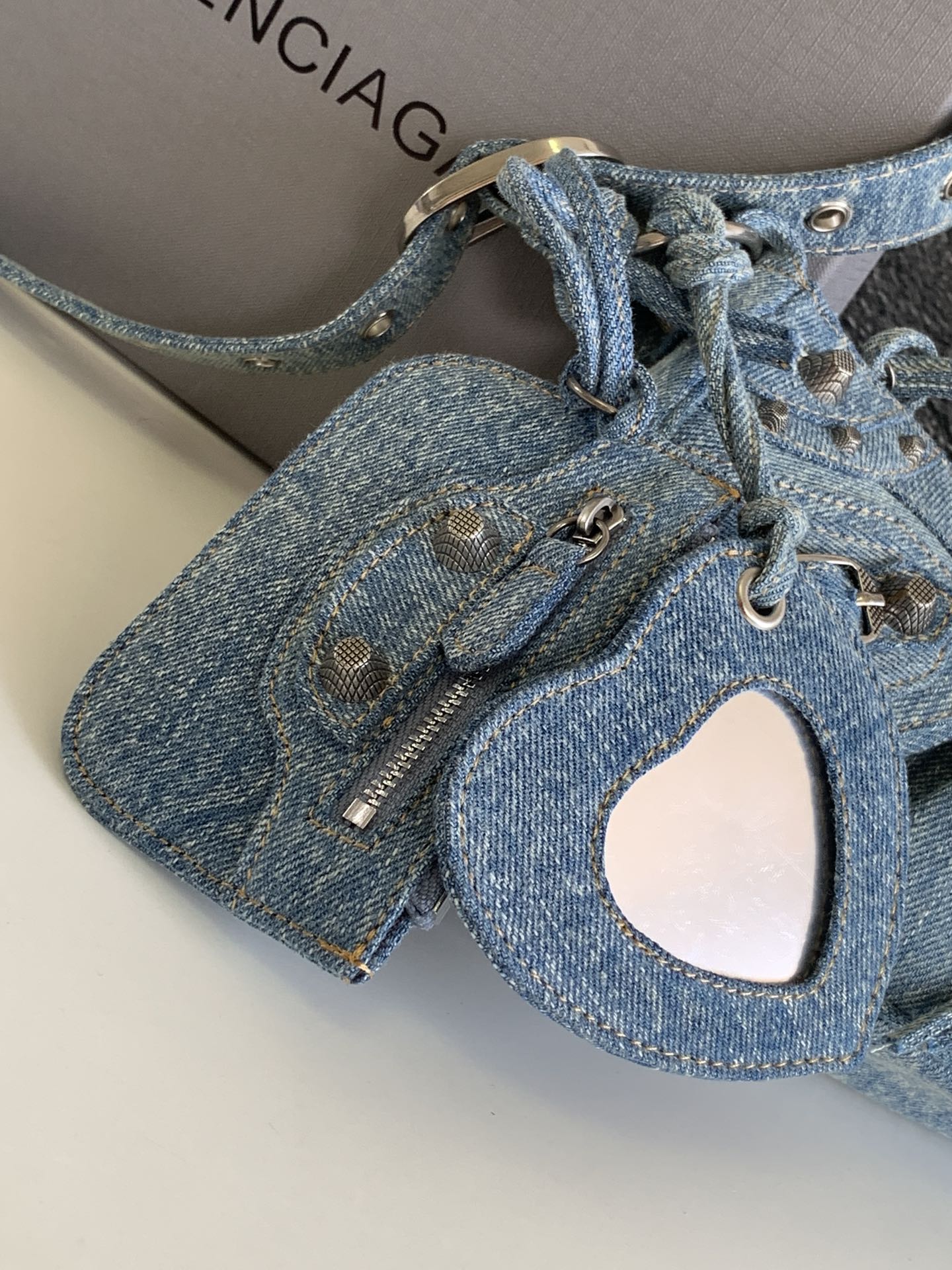 巴黎世家 BALENCIAGA Le Cagole 系列手袋将他家经典的机车铆钉元素结合时下流行的腋下包款式 复古圆润的半月包型