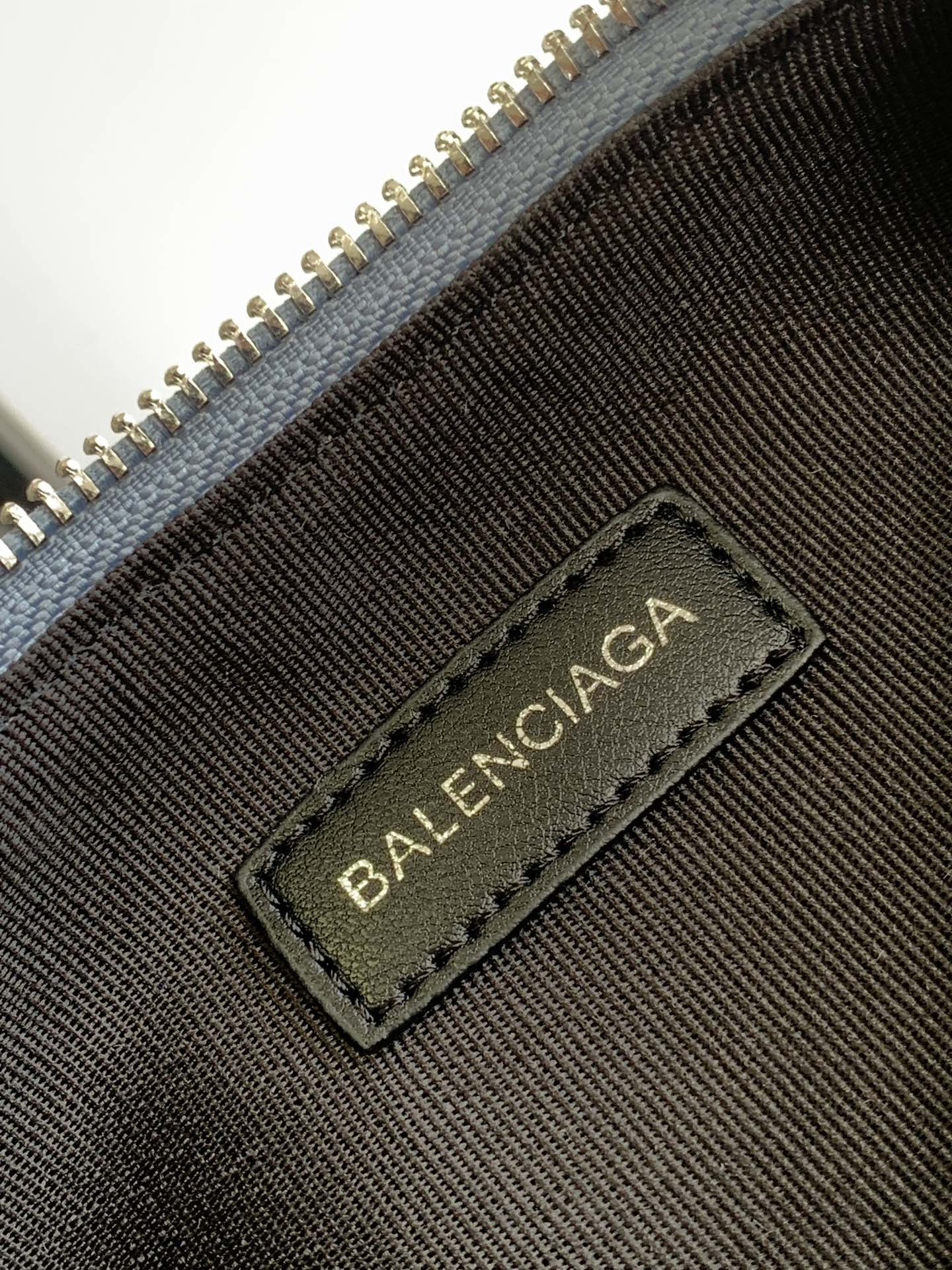 巴黎世家 BALENCIAGA Le Cagole 系列手袋将他家经典的机车铆钉元素结合时下流行的腋下包款式 复古圆润的半月包型