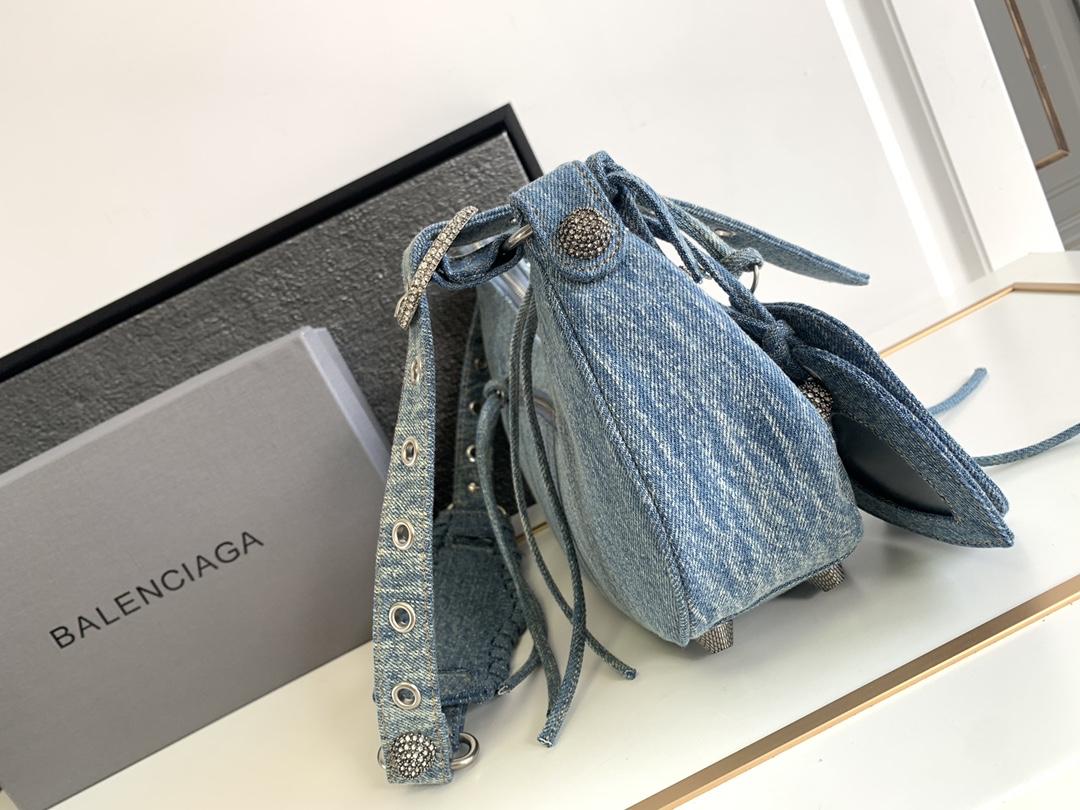 巴黎世家 BALENCIAGA Le Cagole 系列手袋将他家经典的机车铆钉元素结合时下流行的腋下包款式