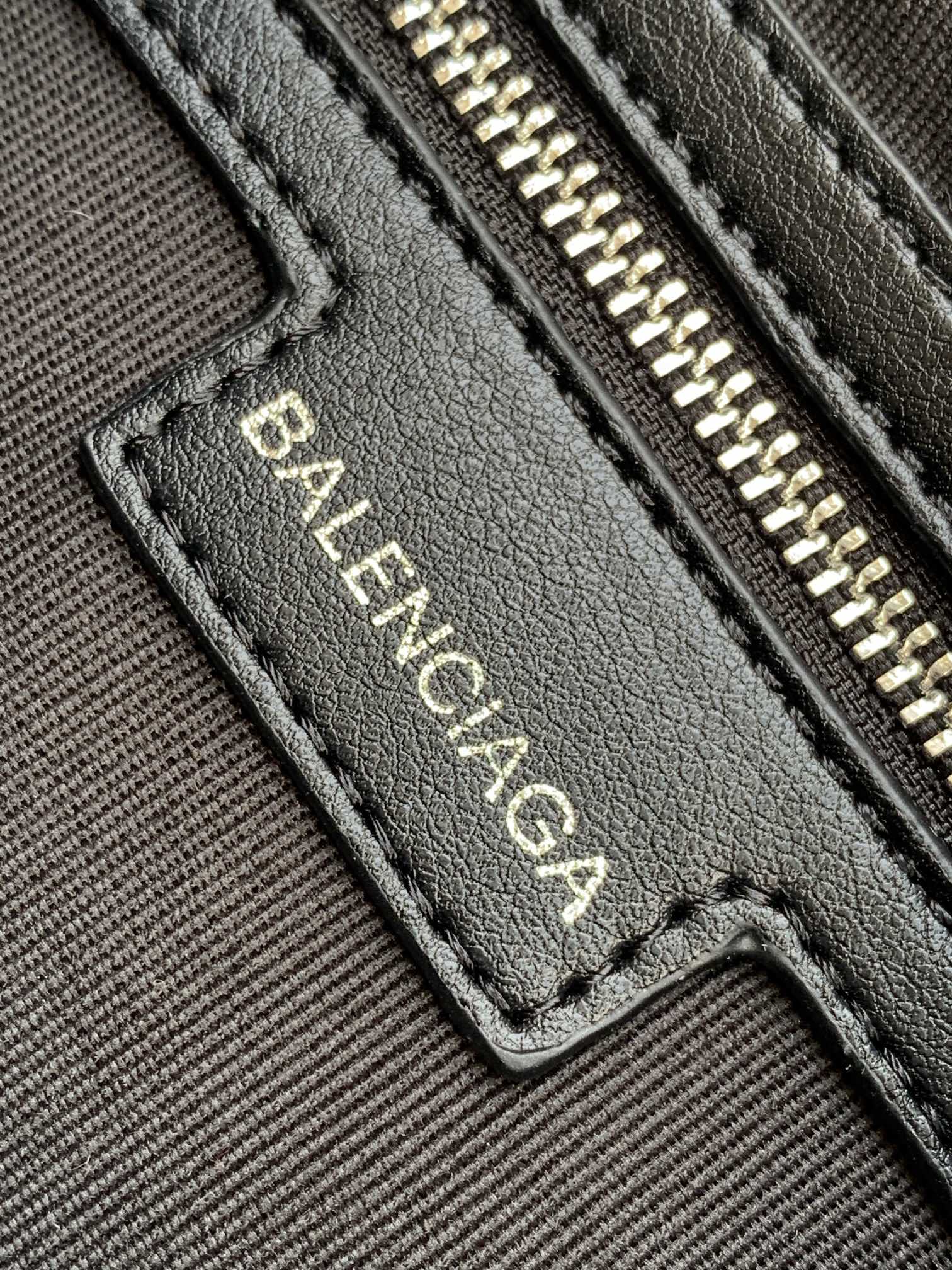 巴黎世家 BALENCIAGA Le Cagole 系列手袋将他家经典的机车铆钉元素结合时下流行的腋下包款式