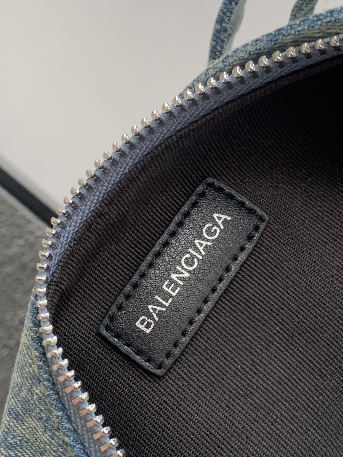 巴黎世家 BALENCIAGA Le Cagole 系列手袋将他家经典的机车铆钉元素结合时下流行的腋下包款式