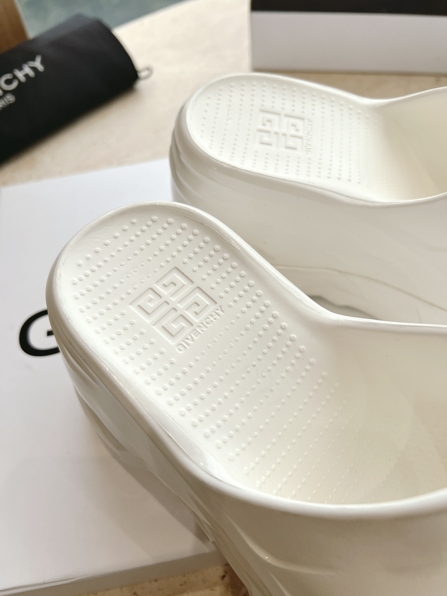 Givenchy’s Trendy Ms. Marshmallow: Colorful Socks, Imported Leather Shoes, and Open Soles. - 图片 6