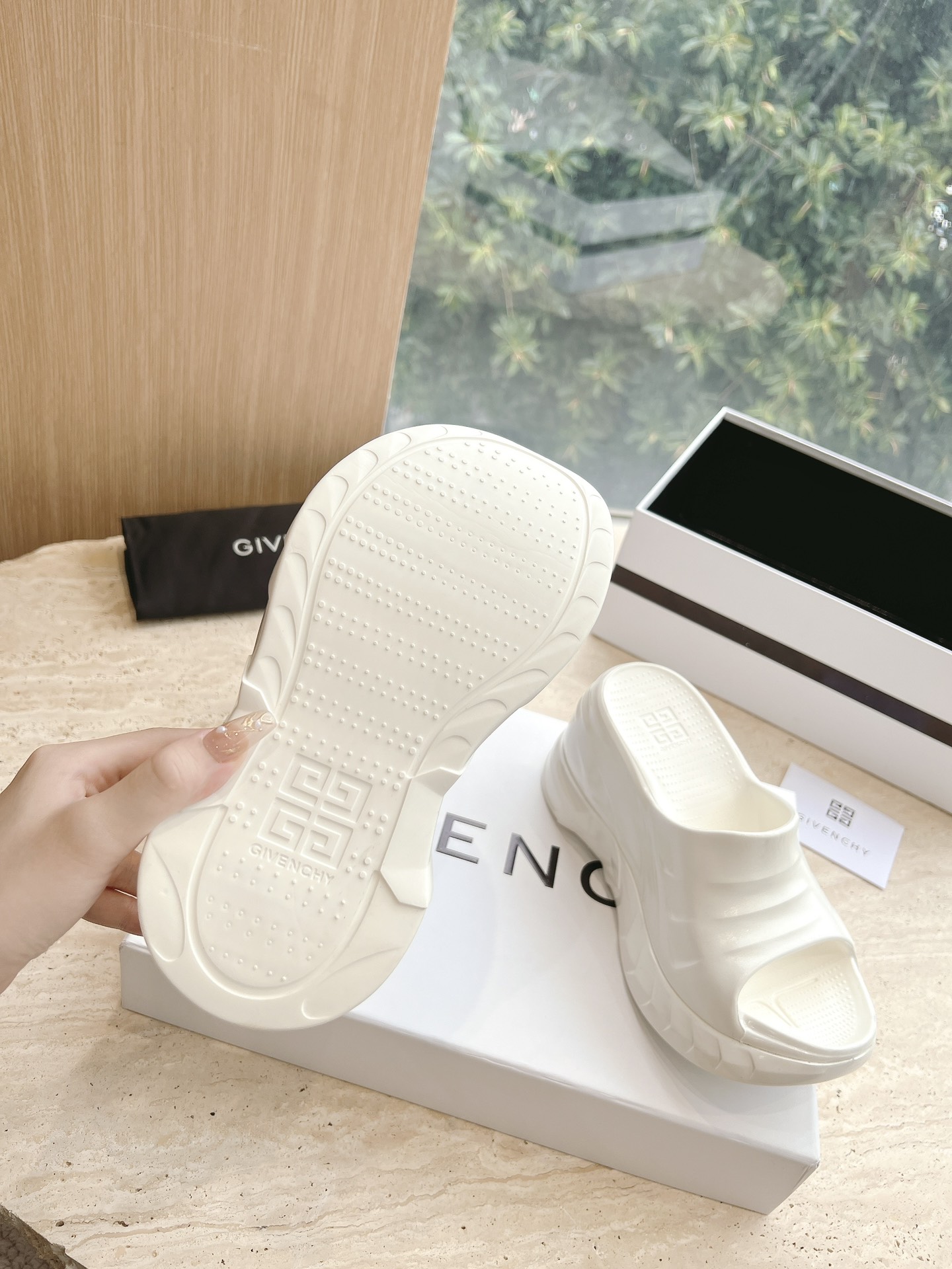 Givenchy’s Trendy Ms. Marshmallow: Colorful Socks, Imported Leather Shoes, and Open Soles. - 图片 8