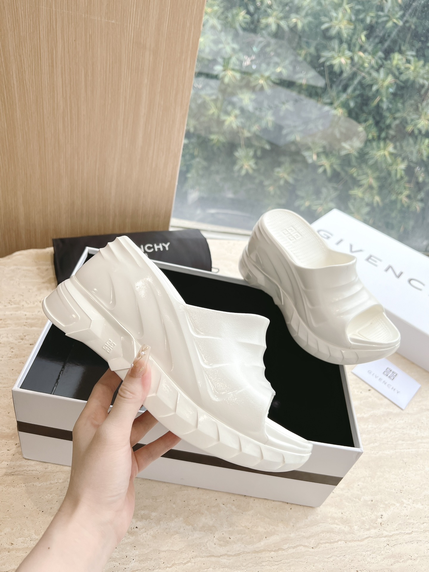 Givenchy’s Trendy Ms. Marshmallow: Colorful Socks, Imported Leather Shoes, and Open Soles. - 图片 2