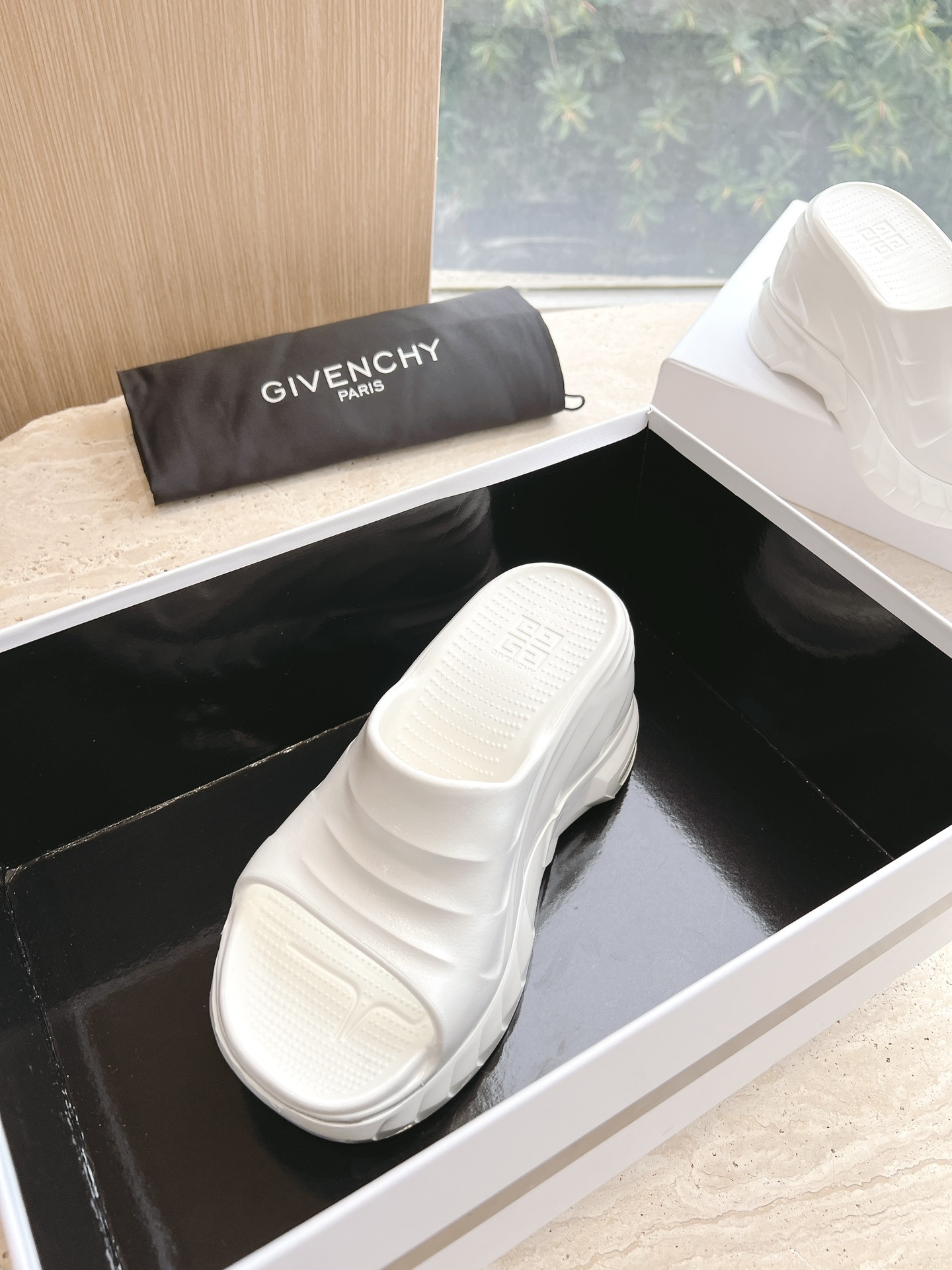 Givenchy’s Trendy Ms. Marshmallow: Colorful Socks, Imported Leather Shoes, and Open Soles. - 图片 3