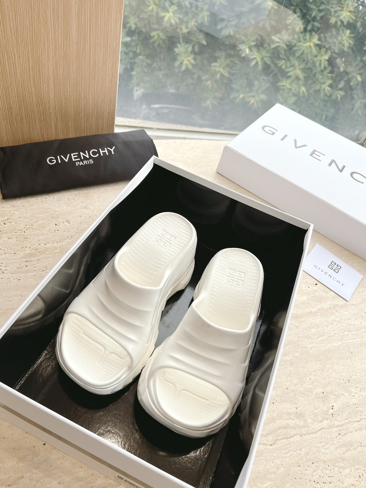 Givenchy’s Trendy Ms. Marshmallow: Colorful Socks, Imported Leather Shoes, and Open Soles. - 图片 1