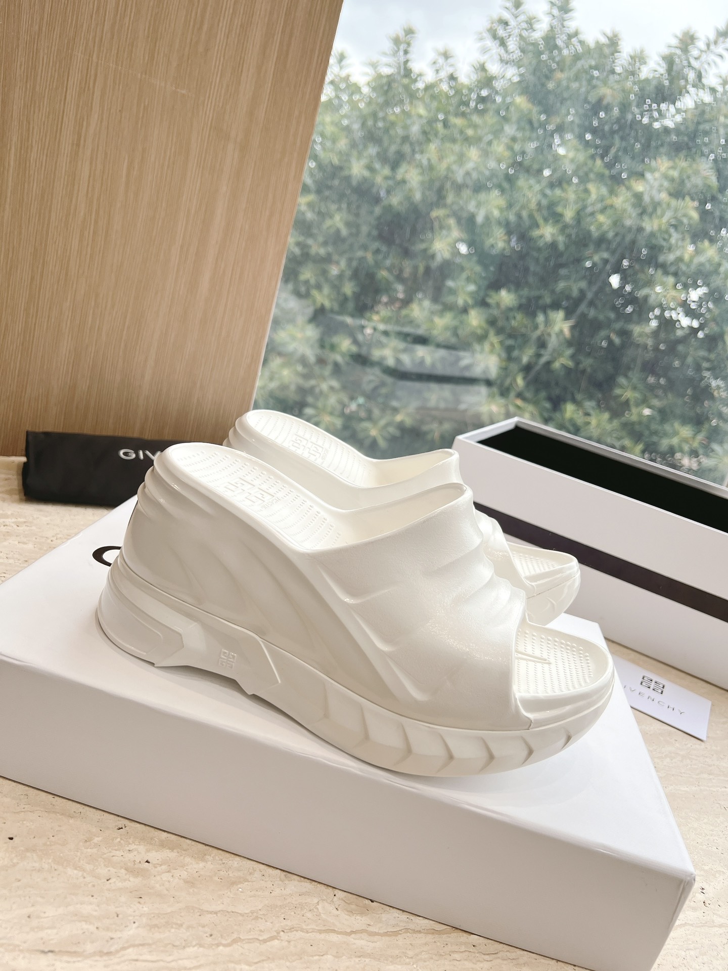 Givenchy’s Trendy Ms. Marshmallow: Colorful Socks, Imported Leather Shoes, and Open Soles. - 图片 5