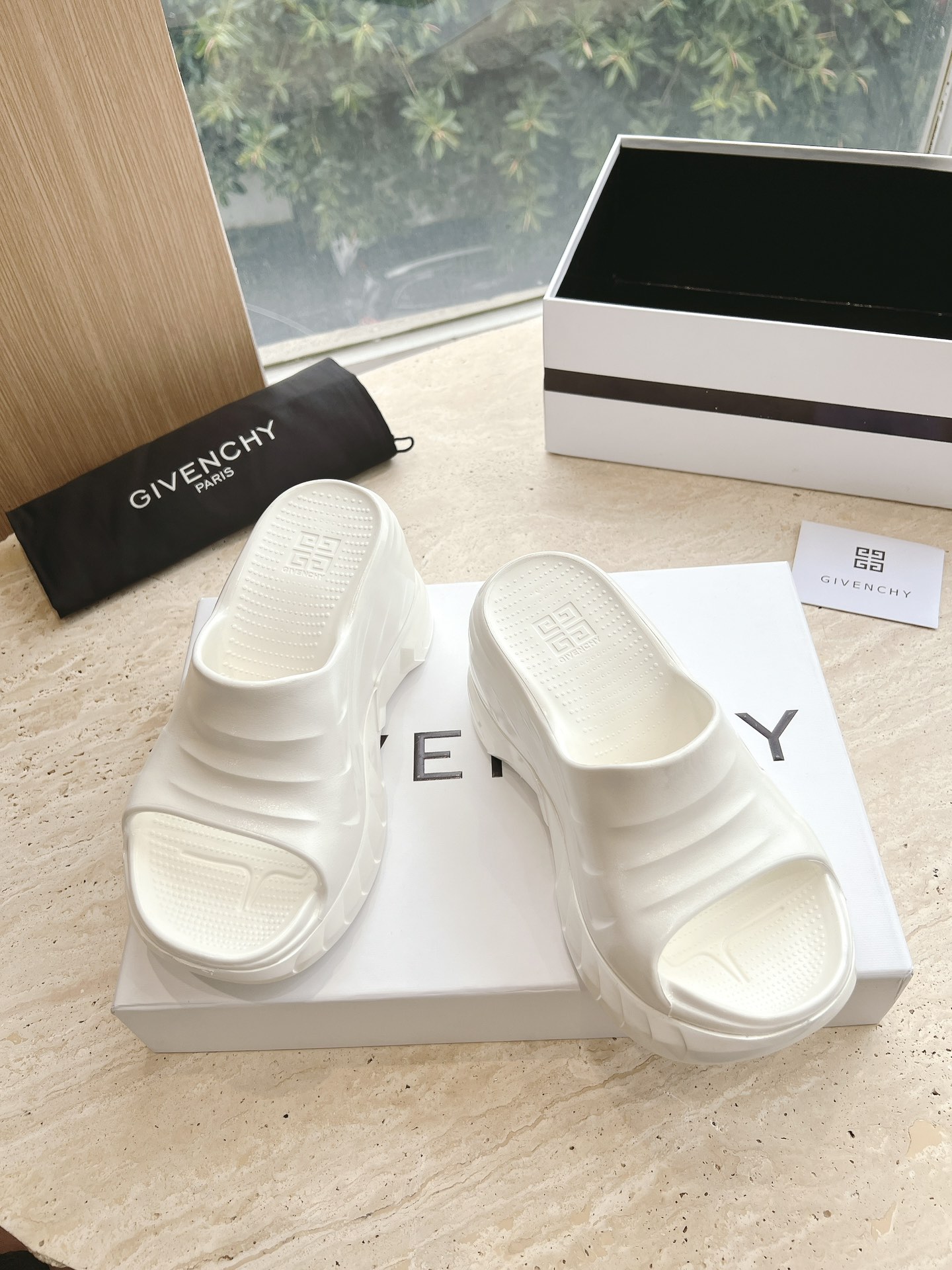 Givenchy’s Trendy Ms. Marshmallow: Colorful Socks, Imported Leather Shoes, and Open Soles. - 图片 4
