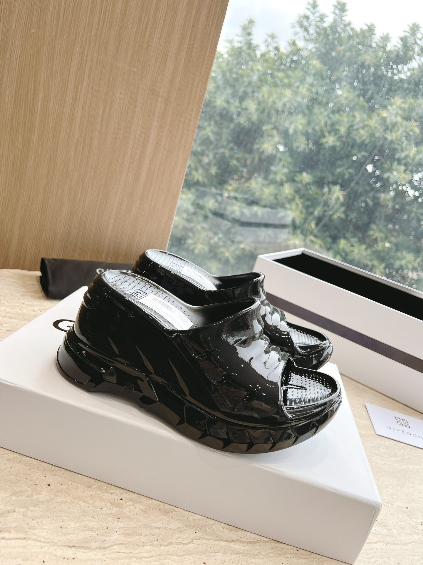 Givenchy Ms. Marshmallow Shoes: Imported Leather, Sheepskin Interior, Open Soles, Various Colors. - 图片 6