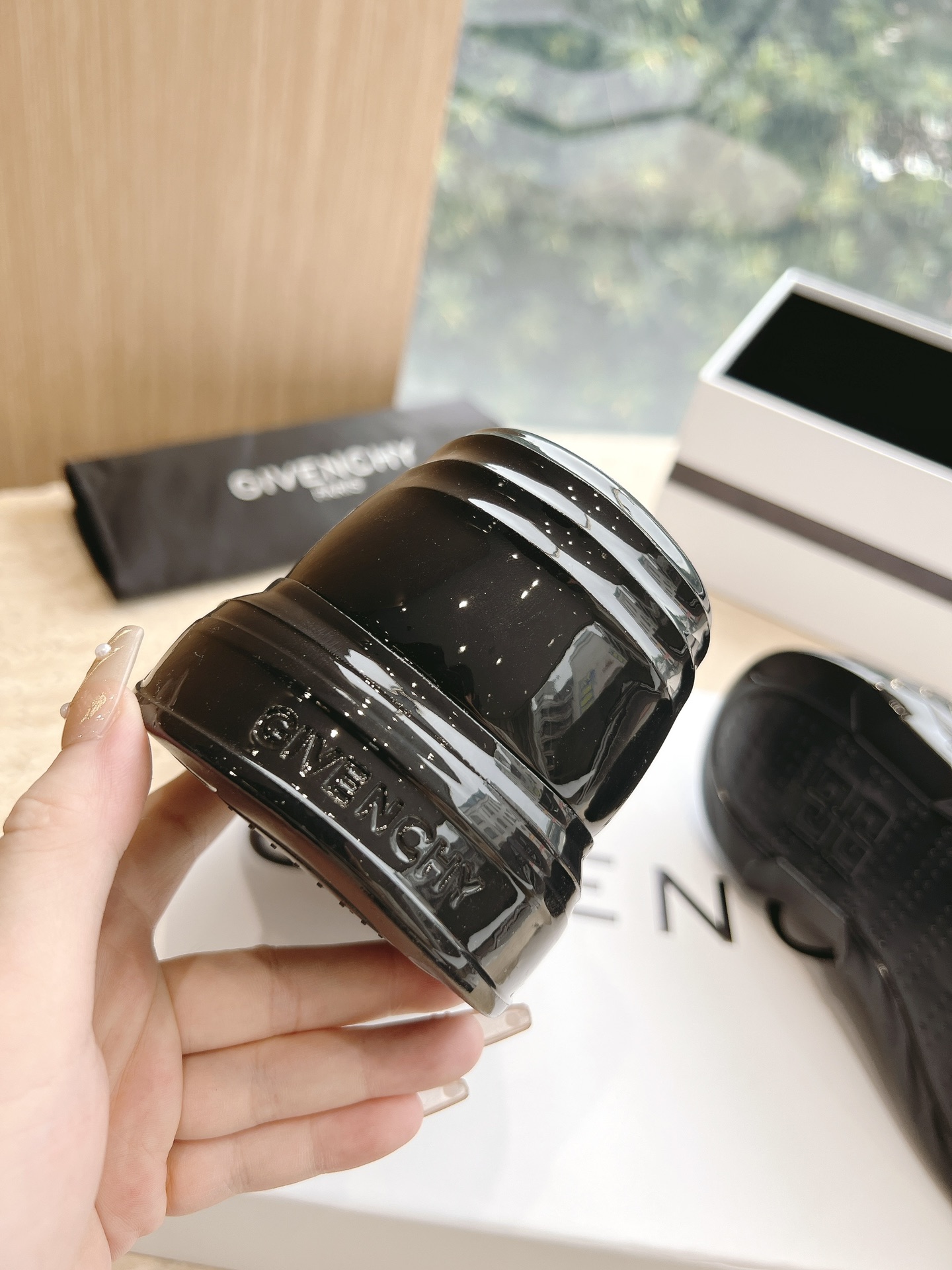 Givenchy Ms. Marshmallow Shoes: Imported Leather, Sheepskin Interior, Open Soles, Various Colors. - 图片 8