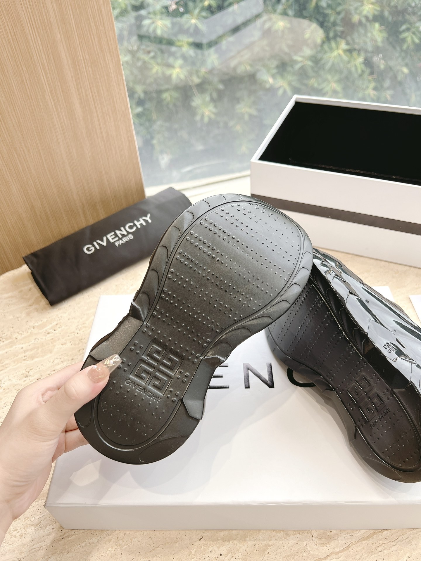 Givenchy Ms. Marshmallow Shoes: Imported Leather, Sheepskin Interior, Open Soles, Various Colors. - 图片 9