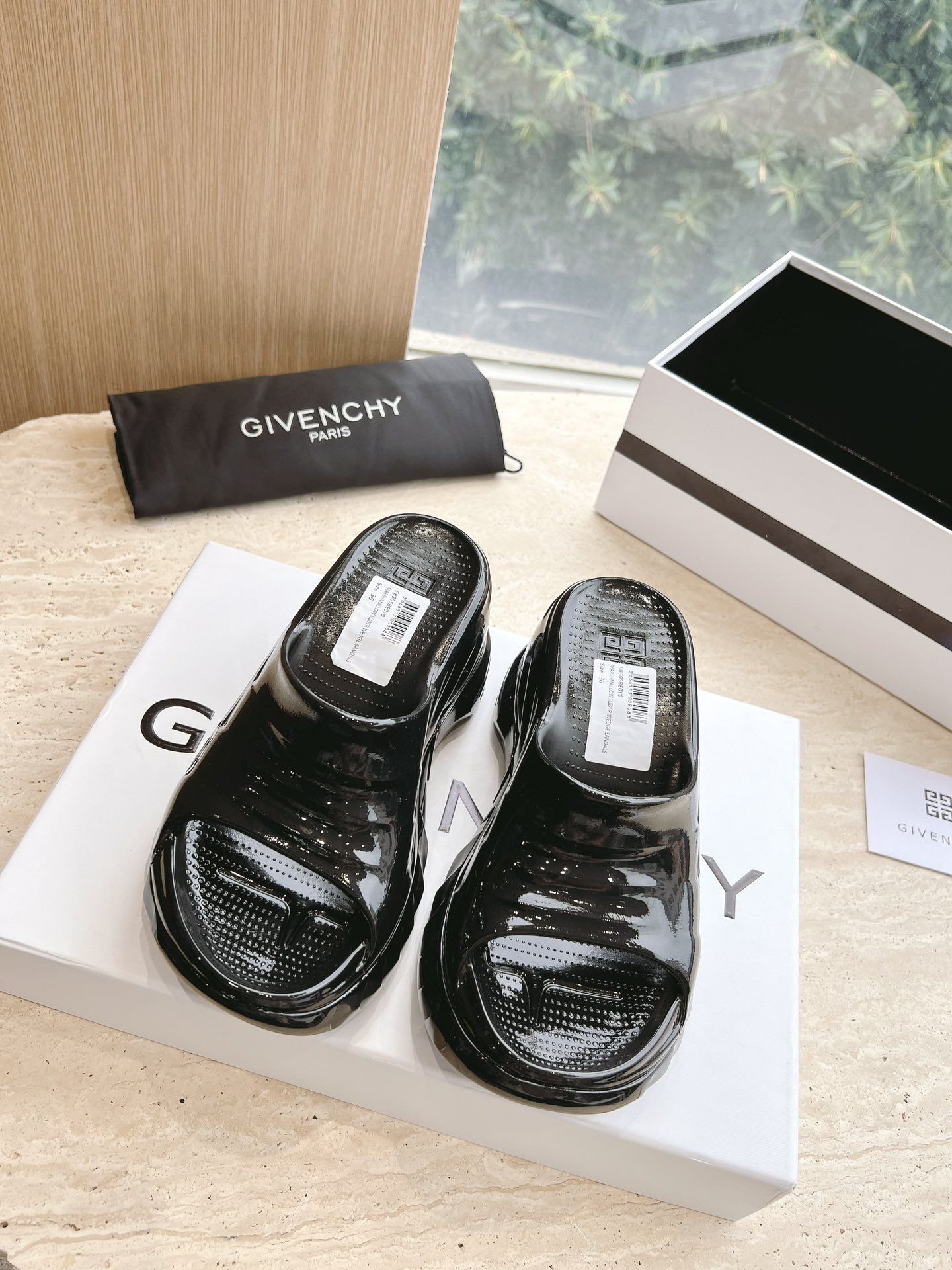 Givenchy Ms. Marshmallow Shoes: Imported Leather, Sheepskin Interior, Open Soles, Various Colors. - 图片 4