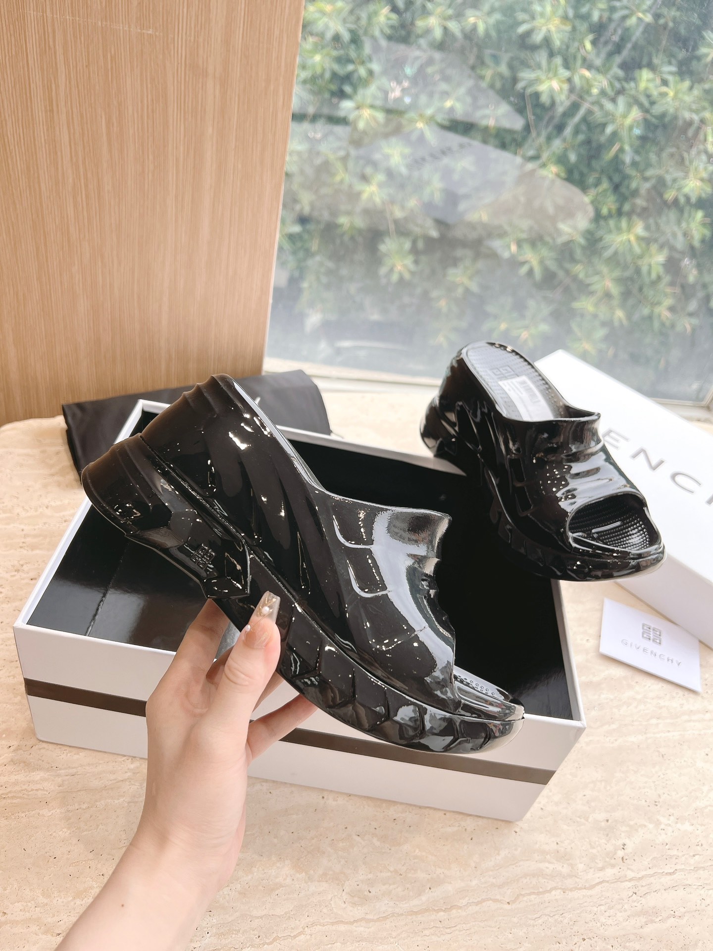 Givenchy Ms. Marshmallow Shoes: Imported Leather, Sheepskin Interior, Open Soles, Various Colors. - 图片 2