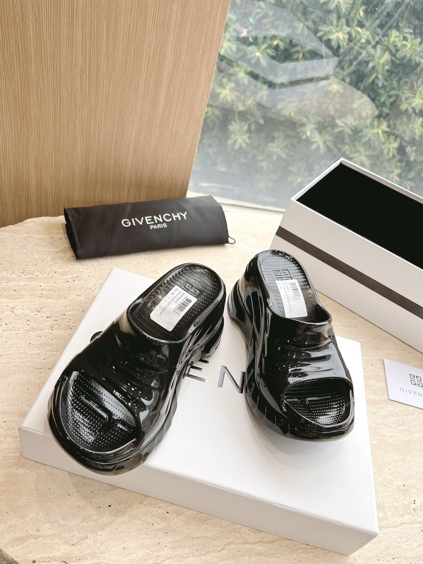 Givenchy Ms. Marshmallow Shoes: Imported Leather, Sheepskin Interior, Open Soles, Various Colors. - 图片 5