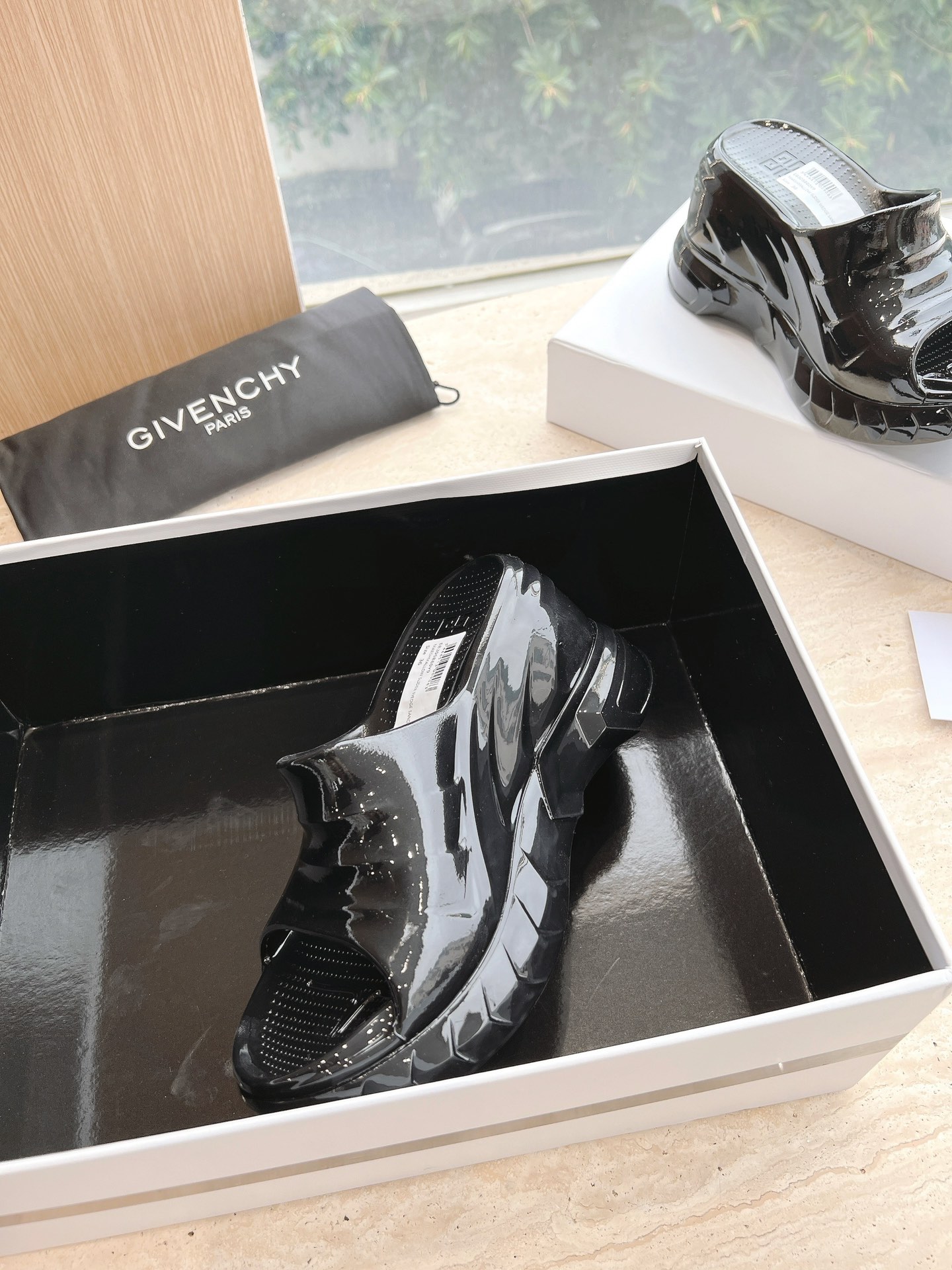 Givenchy Ms. Marshmallow Shoes: Imported Leather, Sheepskin Interior, Open Soles, Various Colors. - 图片 3