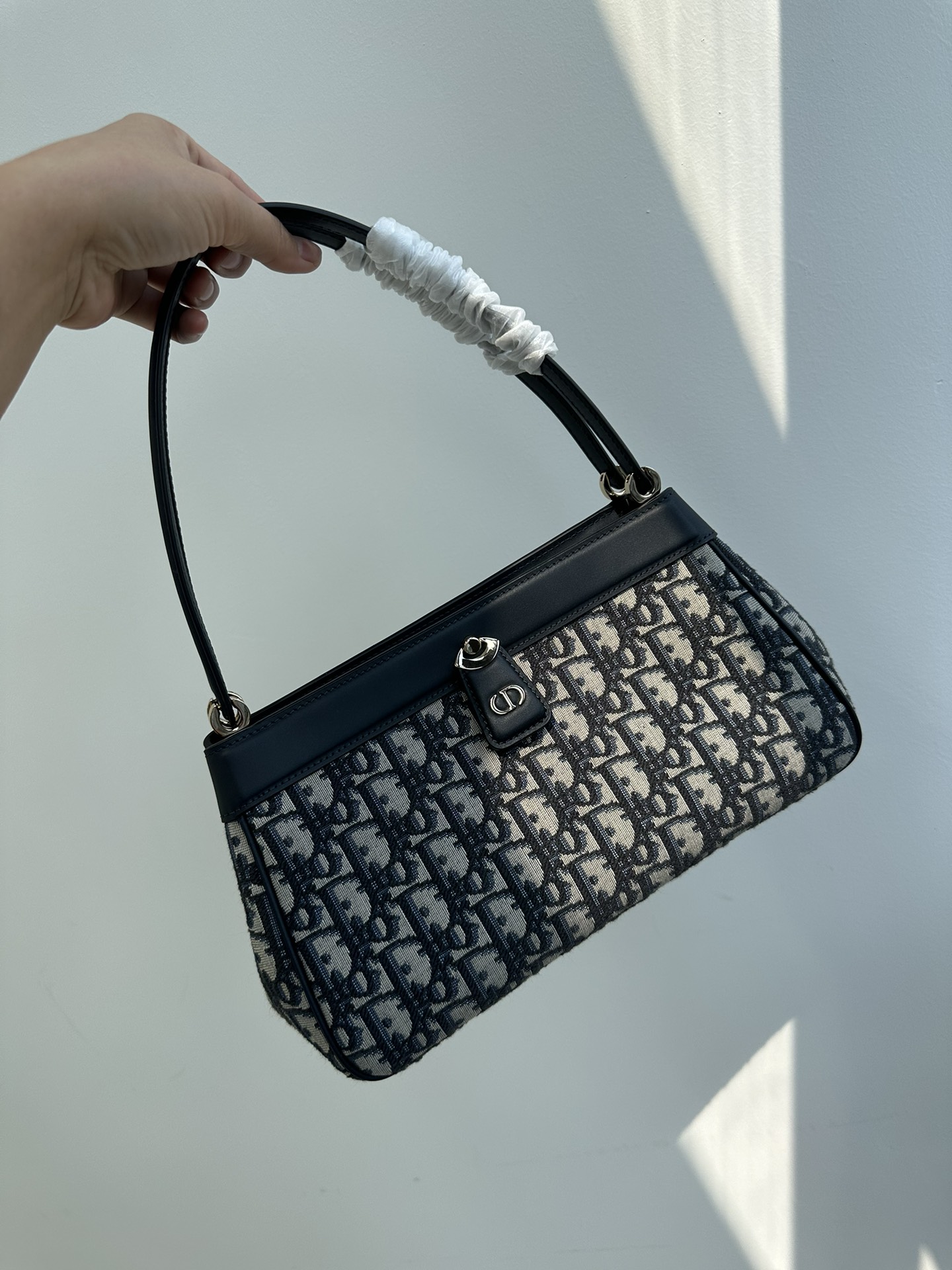 High-end goods, pure original Dior medium size 23s new key armpit bag shoulder handbag, the bag body is carefully made of classic blue embroidere