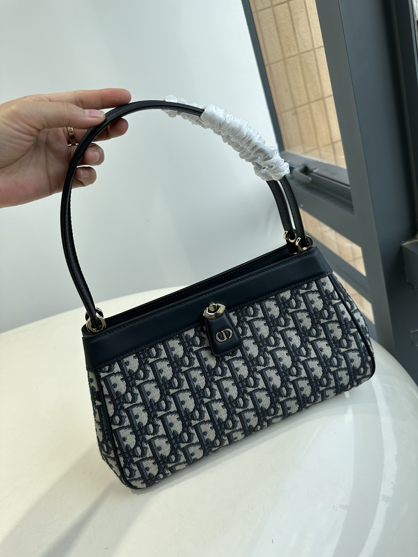 High-end goods, pure original Dior medium size 23s new key armpit bag shoulder handbag, the bag body is carefully made of classic blue embroidere