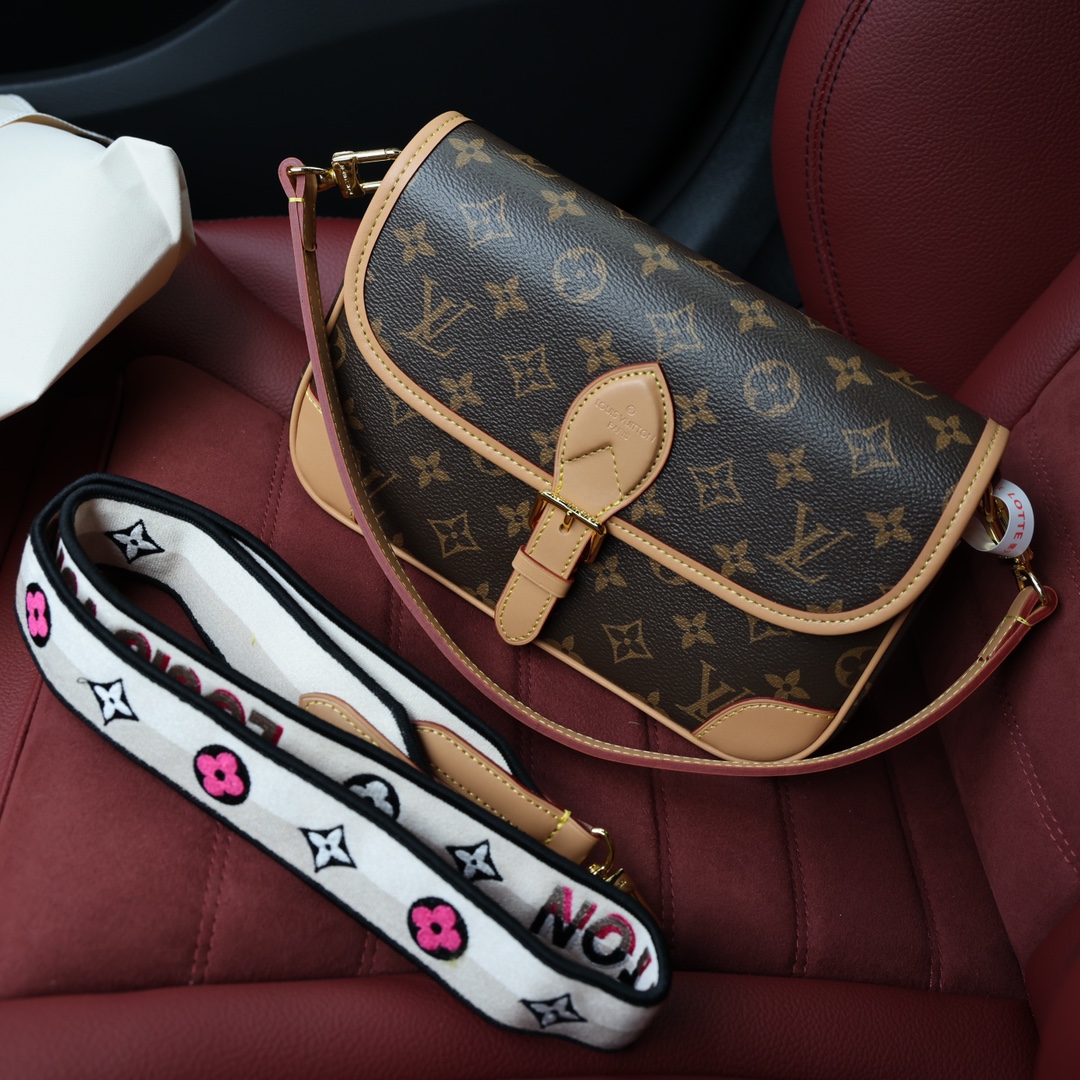 Lv中古法棍包💰300 此款手袋配有一根皮肩带（可腋下背)一根刺绣肩带（可肩背斜跨）都可以拆卸，容量日常足够用装最大号手机毫无压力，皮带式的扣扣是装饰其实是磁铁开合还算比较方便，中间有隔层方便整理东西，还有个拉链区，可以放些贵重物品。 规格：25*15*9cm