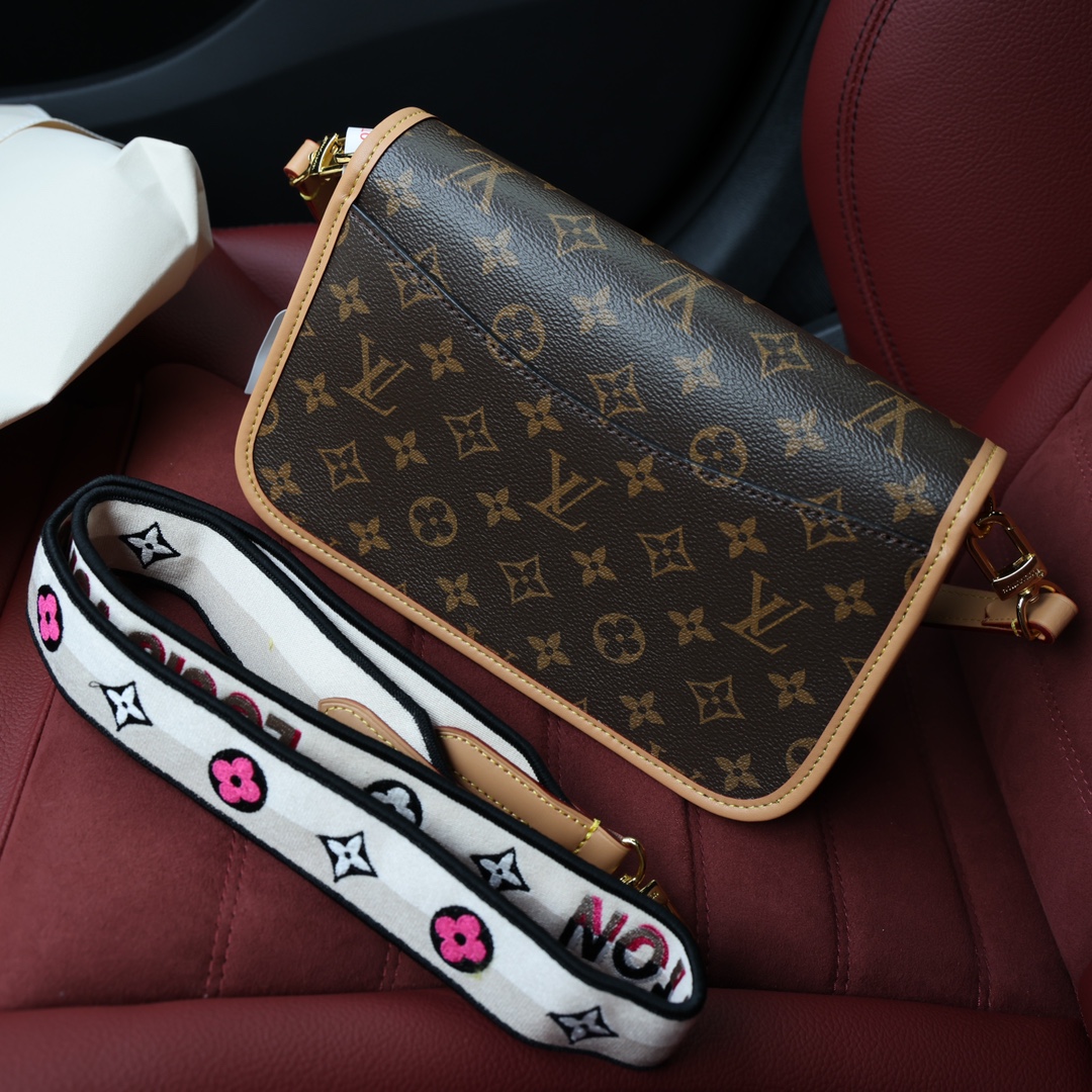 Lv中古法棍包💰300 此款手袋配有一根皮肩带（可腋下背)一根刺绣肩带（可肩背斜跨）都可以拆卸，容量日常足够用装最大号手机毫无压力，皮带式的扣扣是装饰其实是磁铁开合还算比较方便，中间有隔层方便整理东西，还有个拉链区，可以放些贵重物品。 规格：25*15*9cm