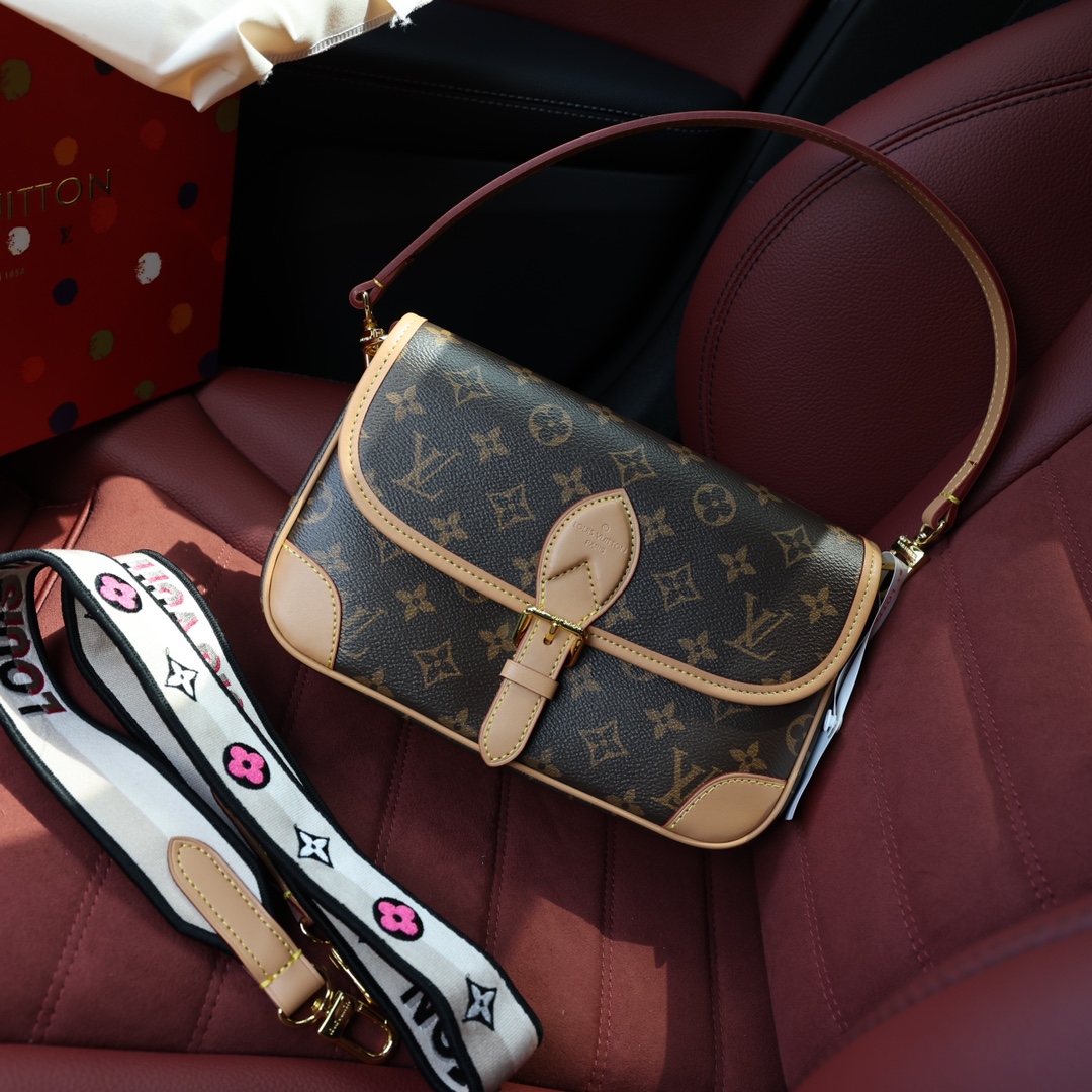 Lv中古法棍包💰300 此款手袋配有一根皮肩带（可腋下背)一根刺绣肩带（可肩背斜跨）都可以拆卸，容量日常足够用装最大号手机毫无压力，皮带式的扣扣是装饰其实是磁铁开合还算比较方便，中间有隔层方便整理东西，还有个拉链区，可以放些贵重物品。 规格：25*15*9cm