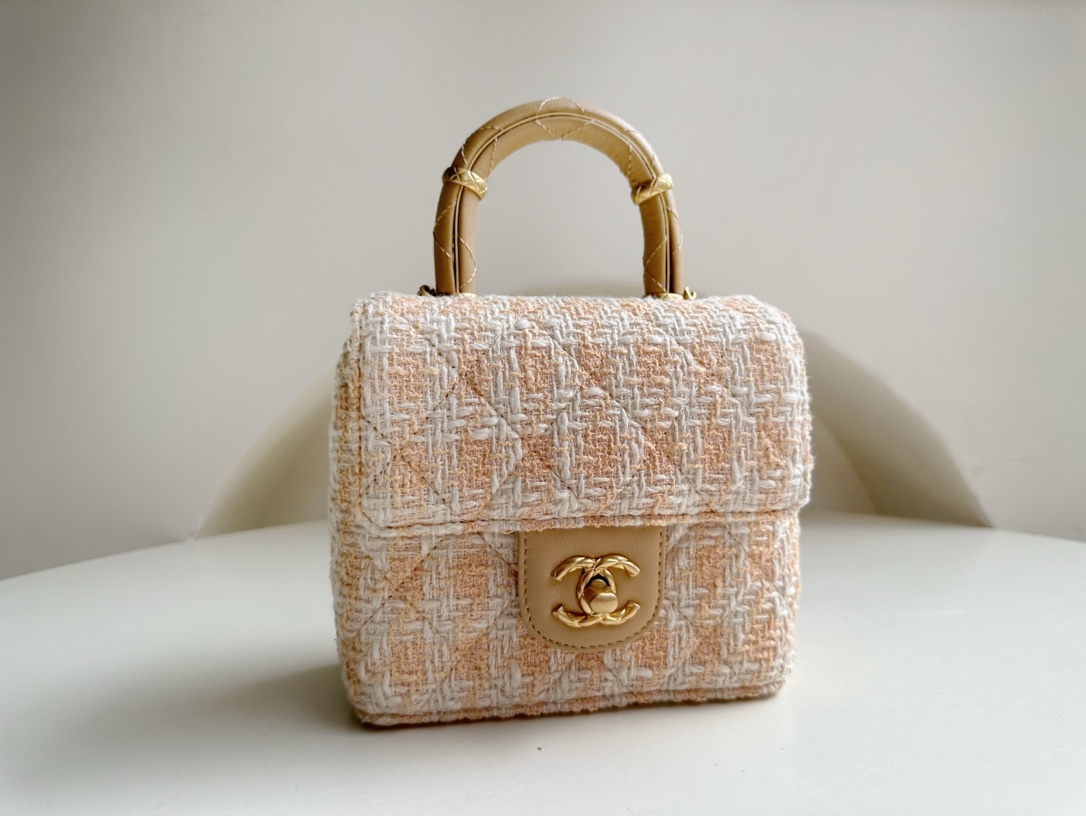 CHANEL 23S is a super popular model this season. Handle flip bag. Tweed. Handle hardware embellishment design. So exquisite. Irresistible temptat