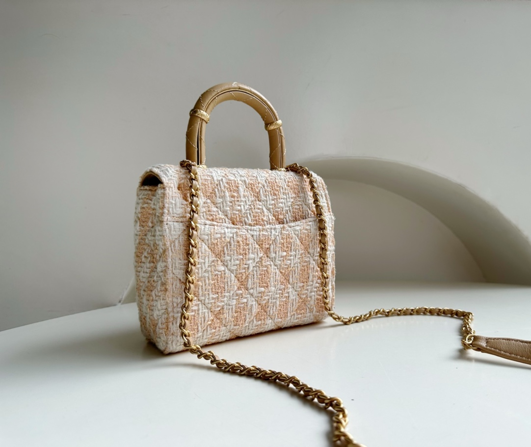 CHANEL 23S is a super popular model this season. Handle flip bag. Tweed. Handle hardware embellishment design. So exquisite. Irresistible temptat
