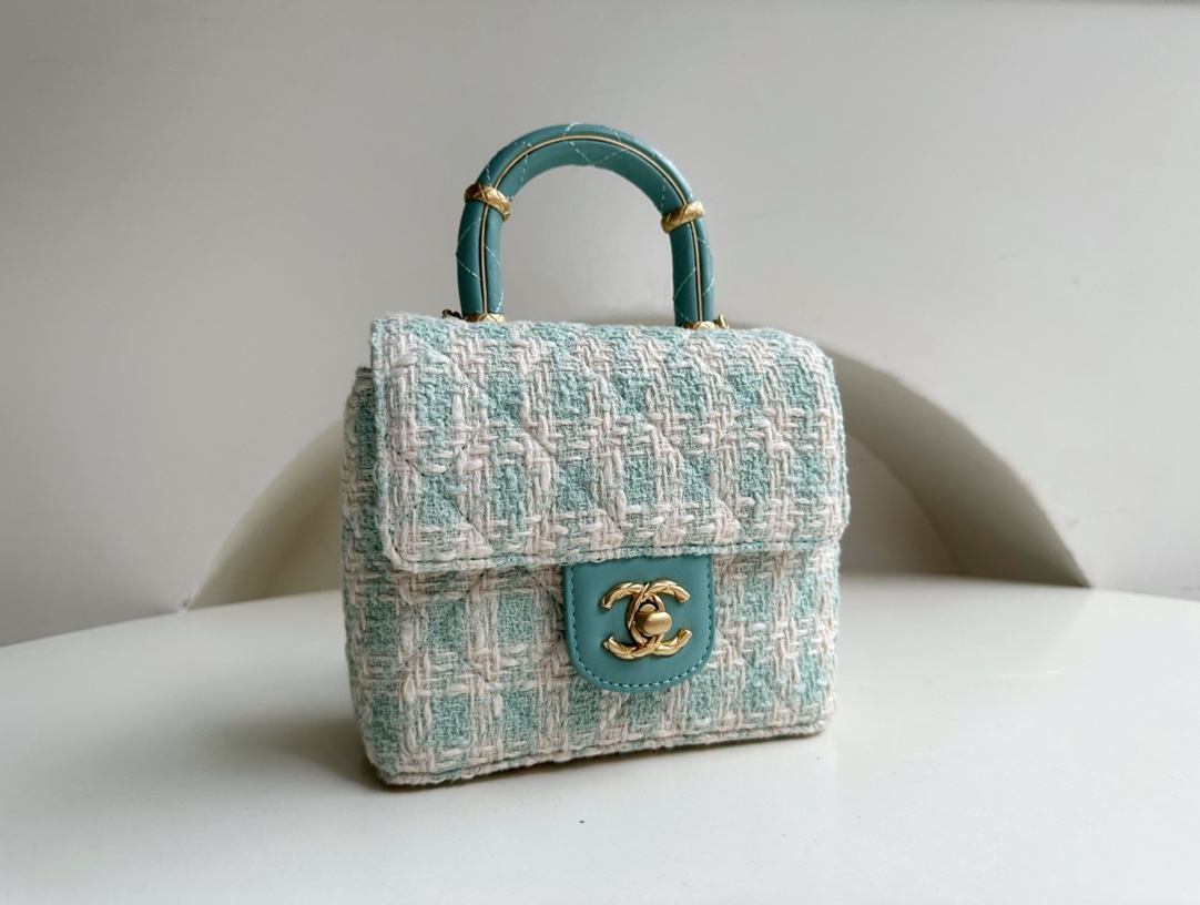 CHANEL 23S is a super popular model this season. Handle flip bag. Tweed. Handle hardware embellishment design. So exquisite. Irresistible temptat