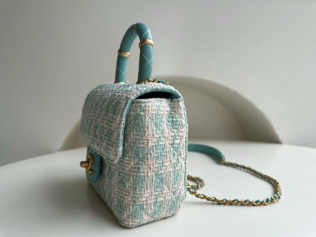 CHANEL 23S is a super popular model this season. Handle flip bag. Tweed. Handle hardware embellishment design. So exquisite. Irresistible temptat