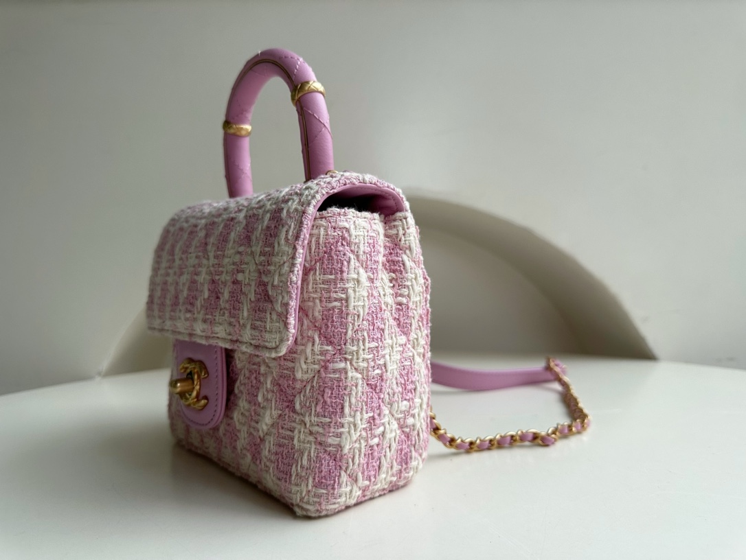 CHANEL 23S is a super popular model this season. Handle flip bag. Tweed. Handle hardware embellishment design. So exquisite. Irresistible temptat