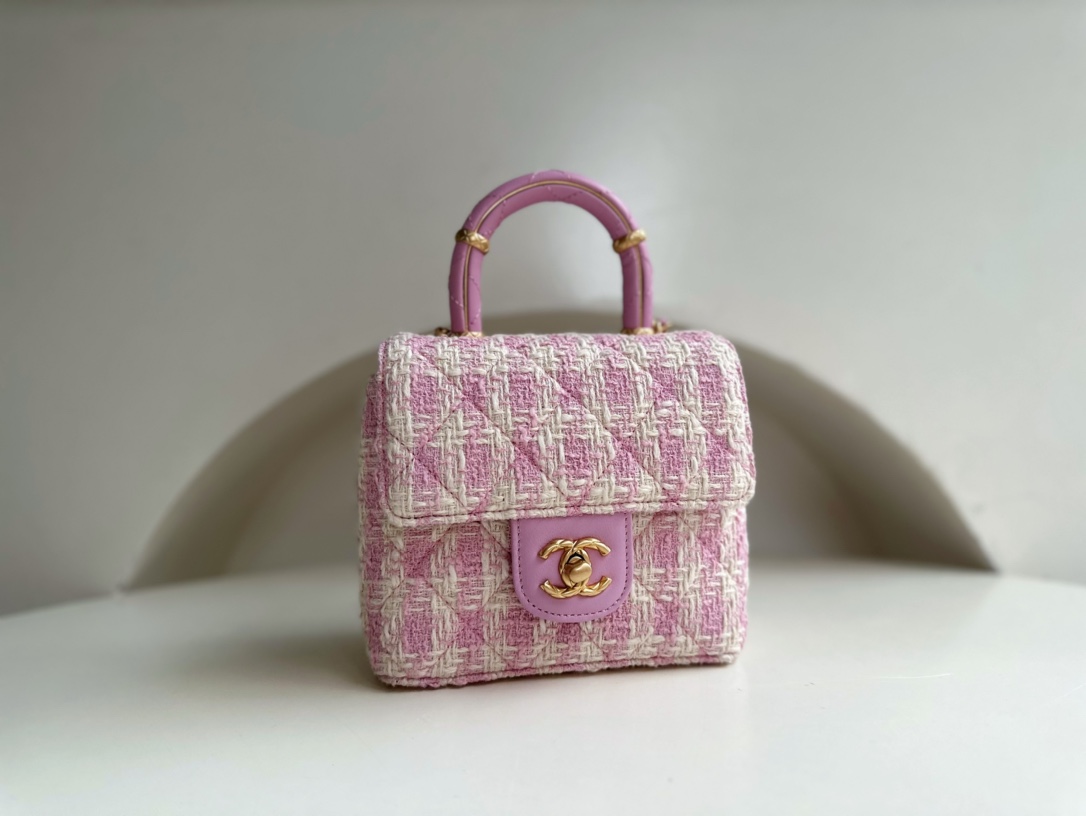 CHANEL 23S is a super popular model this season. Handle flip bag. Tweed. Handle hardware embellishment design. So exquisite. Irresistible temptat