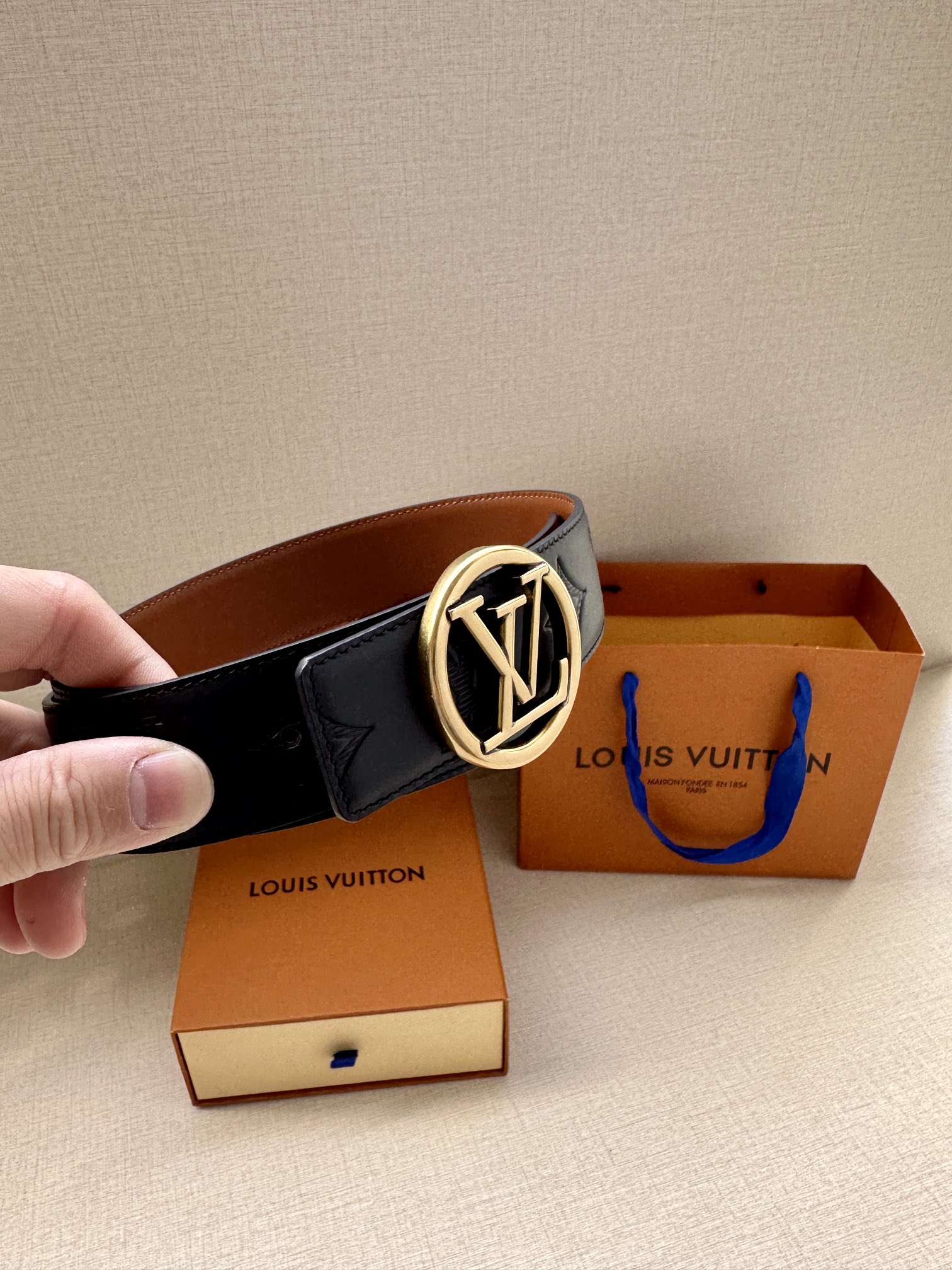 LVMirror双面腰带以摩登笔触释