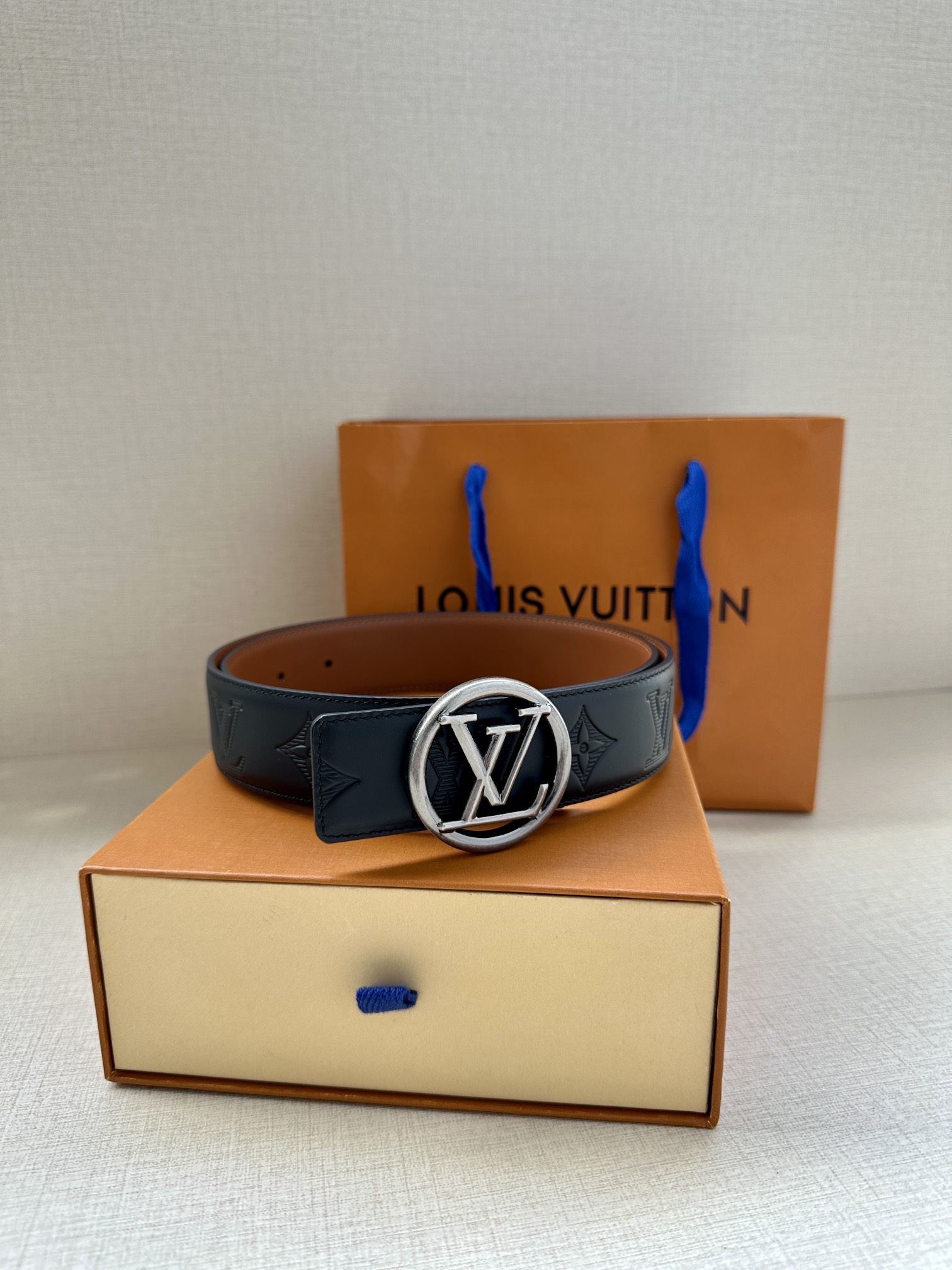 LVMirror双面腰带以摩登笔触释